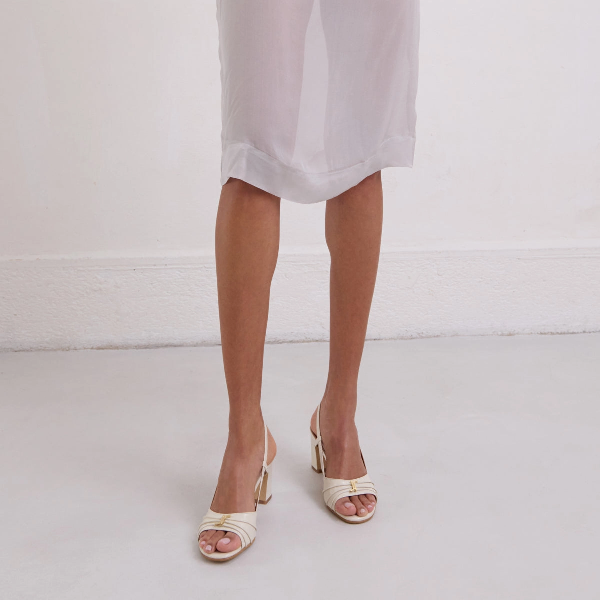 088- Victi Cuir Brillant Ecru Stylish Footwear