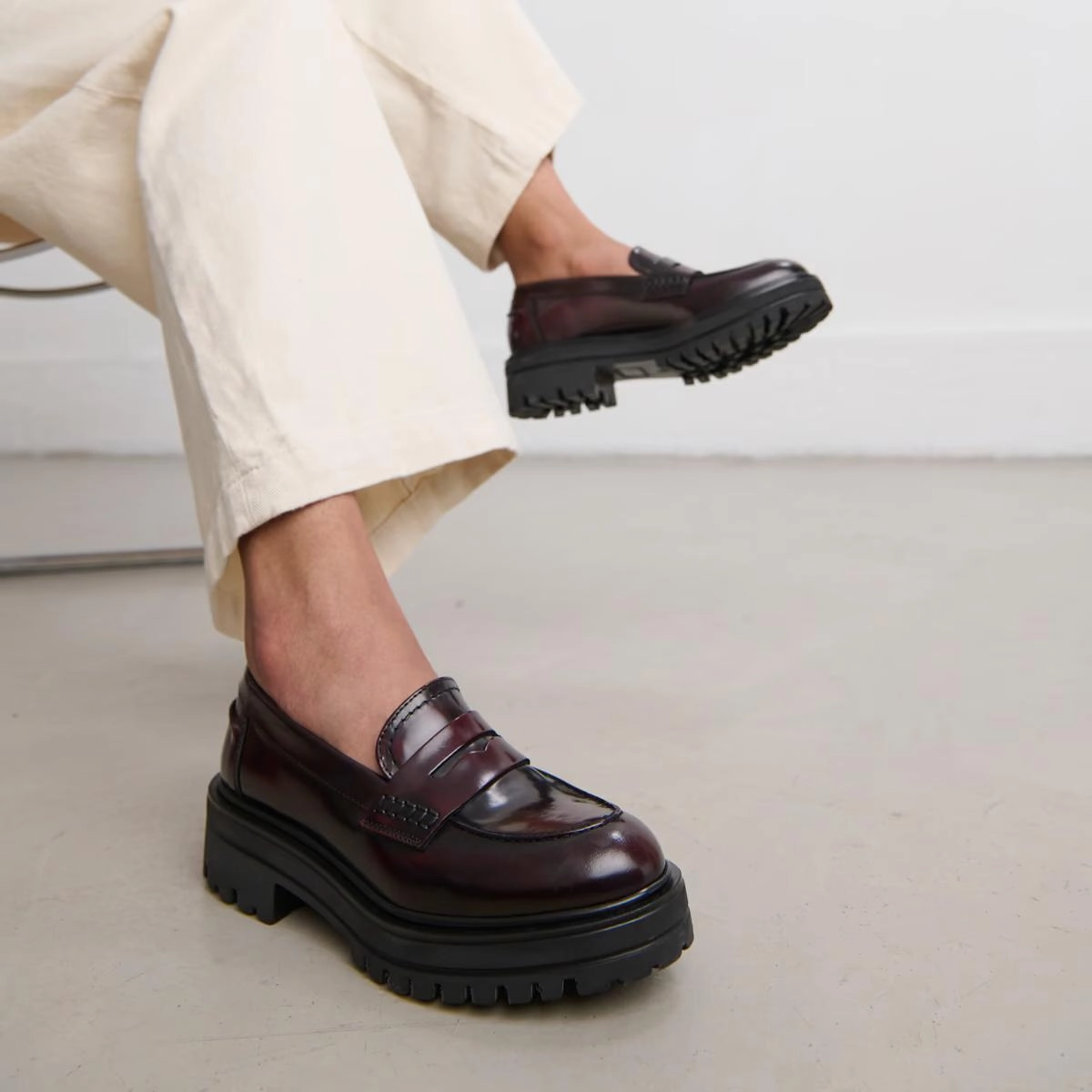 225- Alfi Cuir Glace Bordeaux Jonak women's stylish shoes with modern design