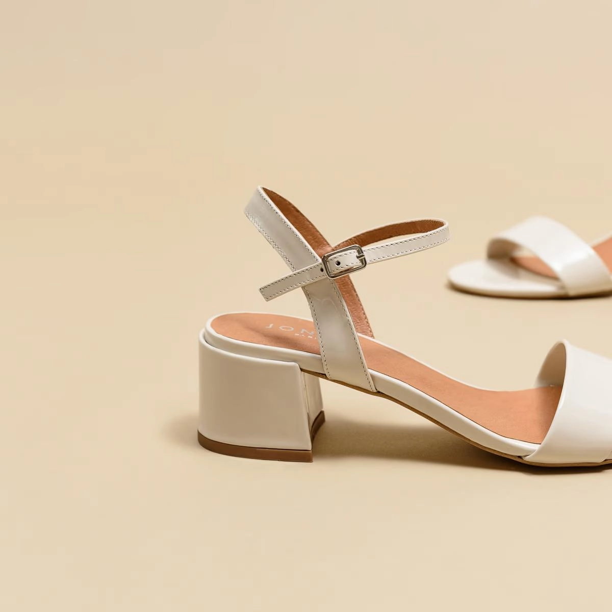 225- Anker Bis Vernis Ecru Stylish Footwear