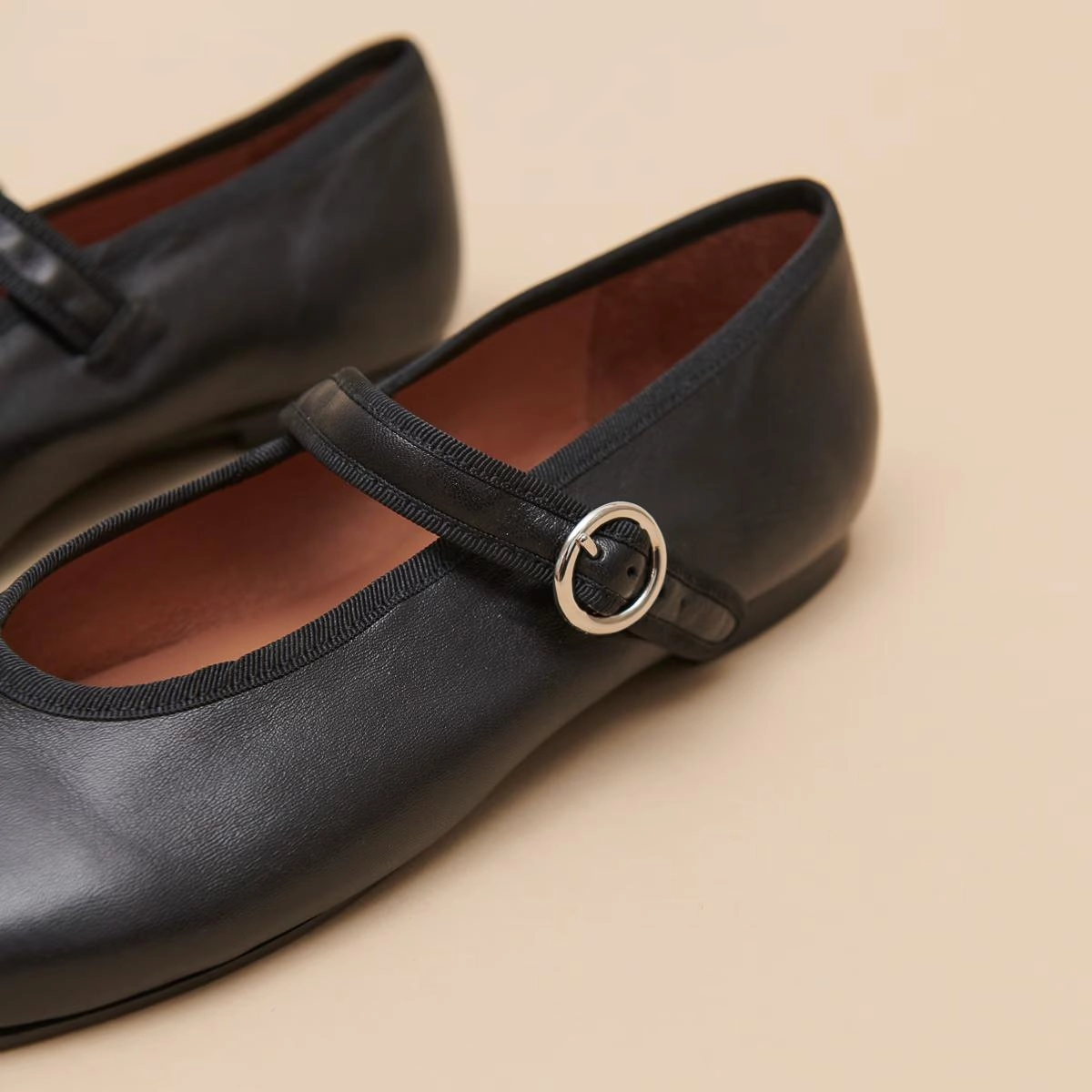 264- Deesse Cuir Noir Stylish Footwear