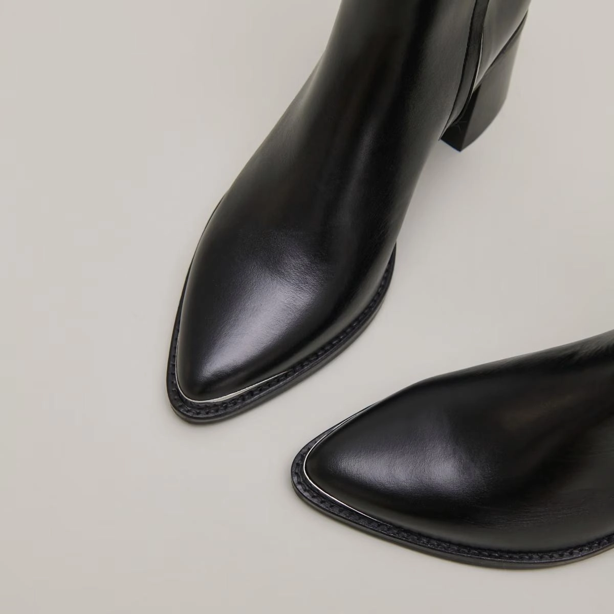 264- Delo Cuir Noir Stylish Footwear
