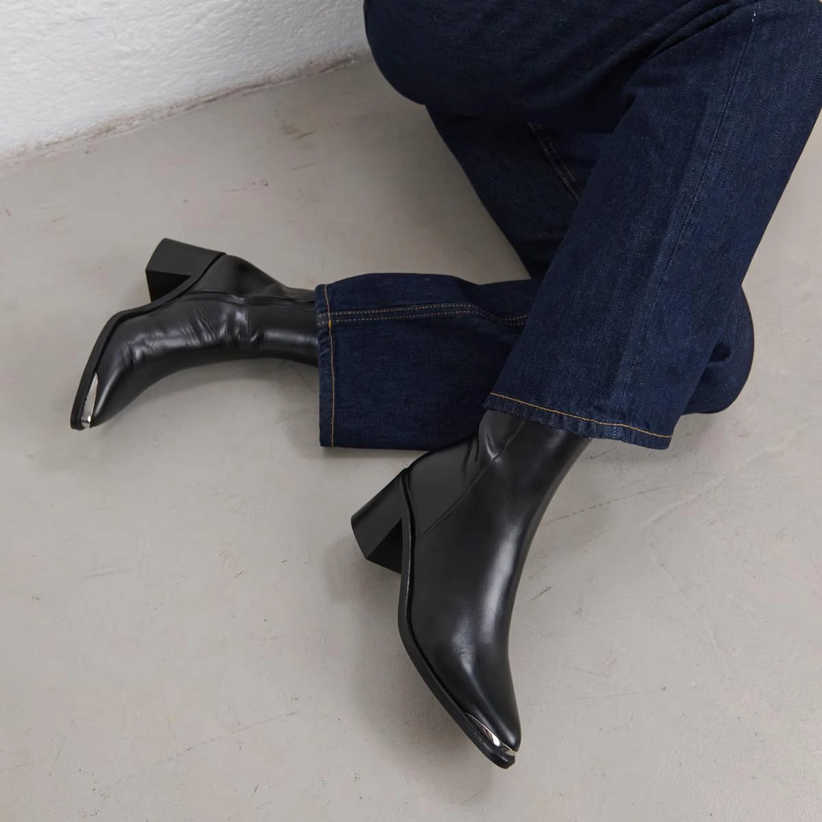 264- Delo Cuir Noir Stylish Footwear