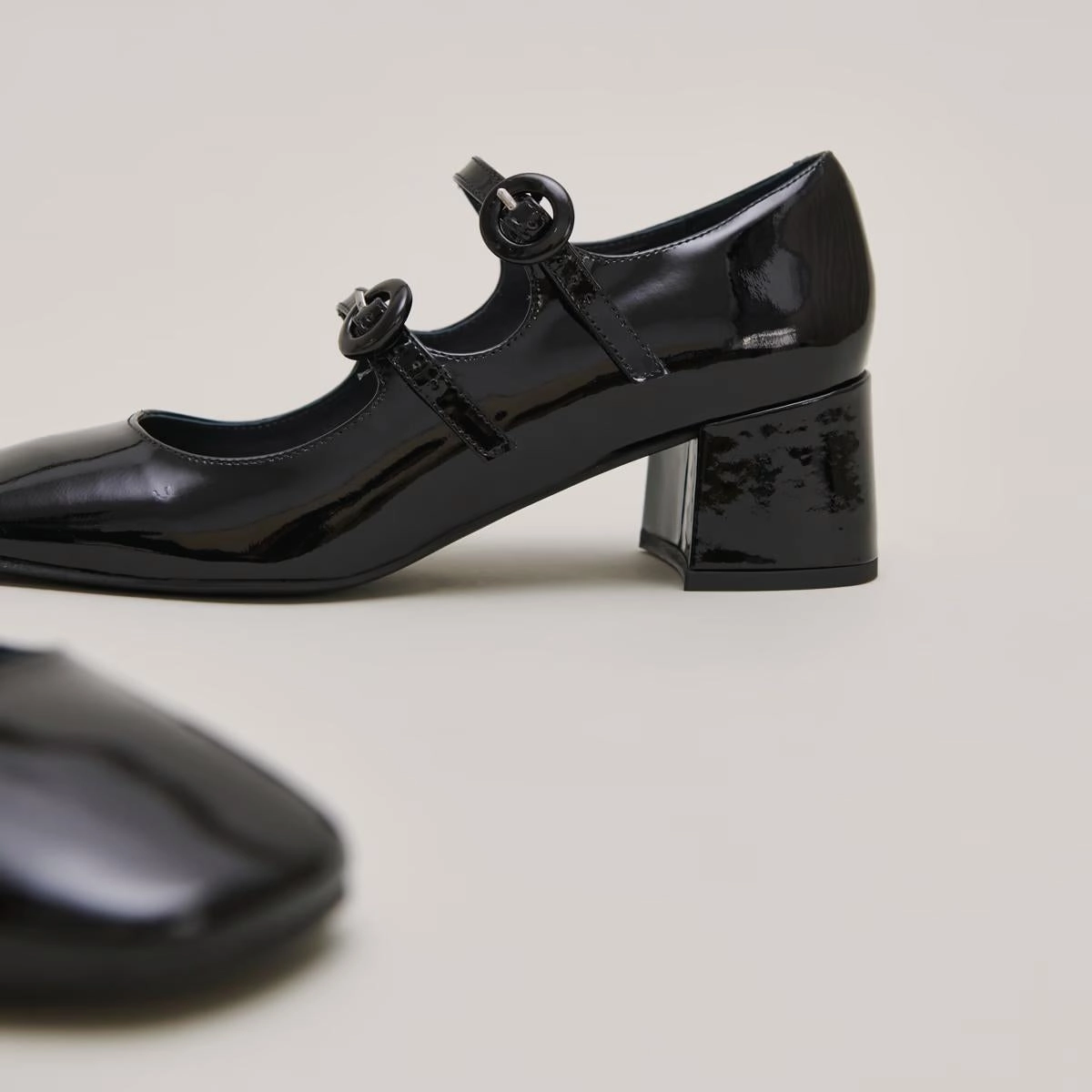 264- Delou Vernis Noir Stylish Footwear