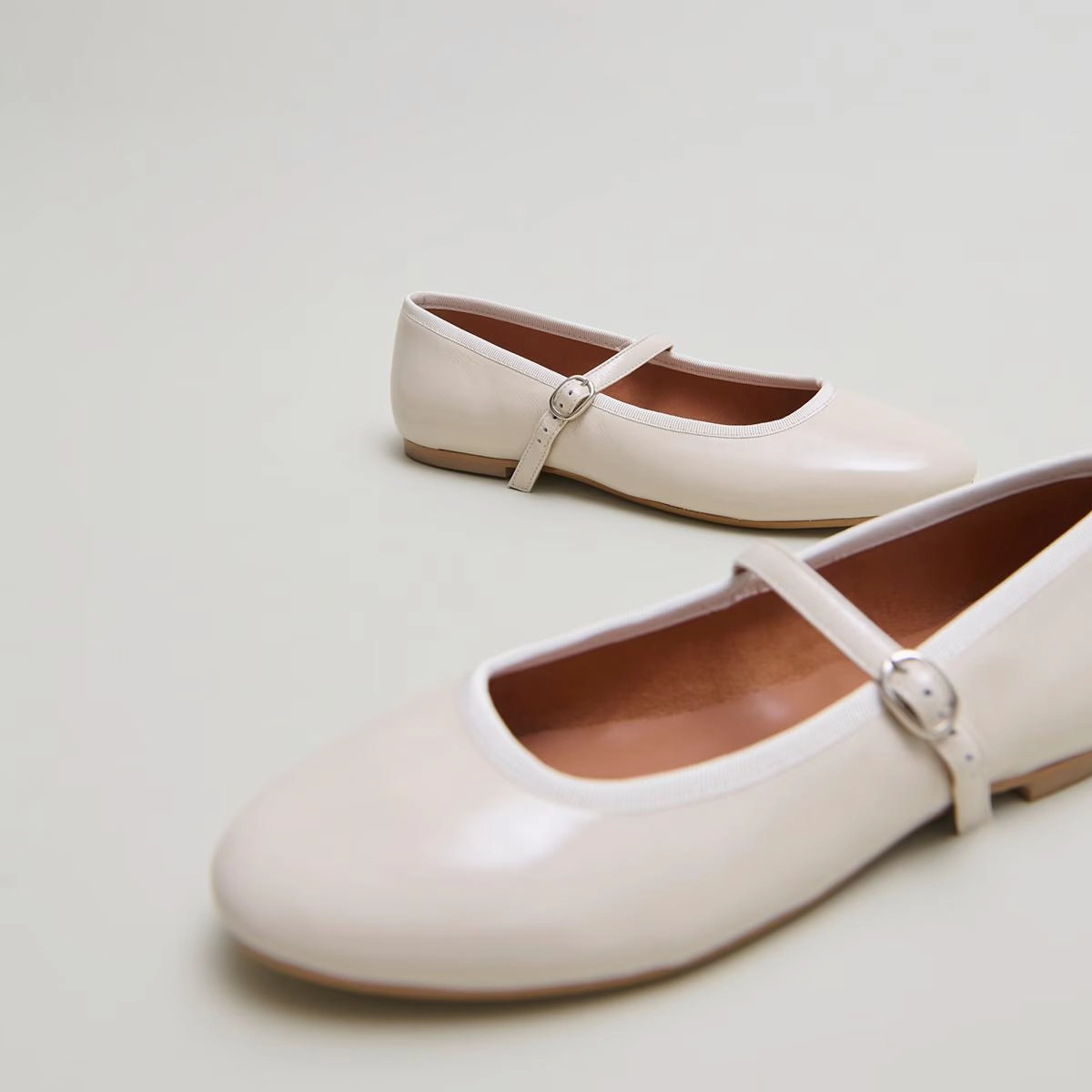 264-e Douceur Vernis Pliss Ecru Stylish Footwear