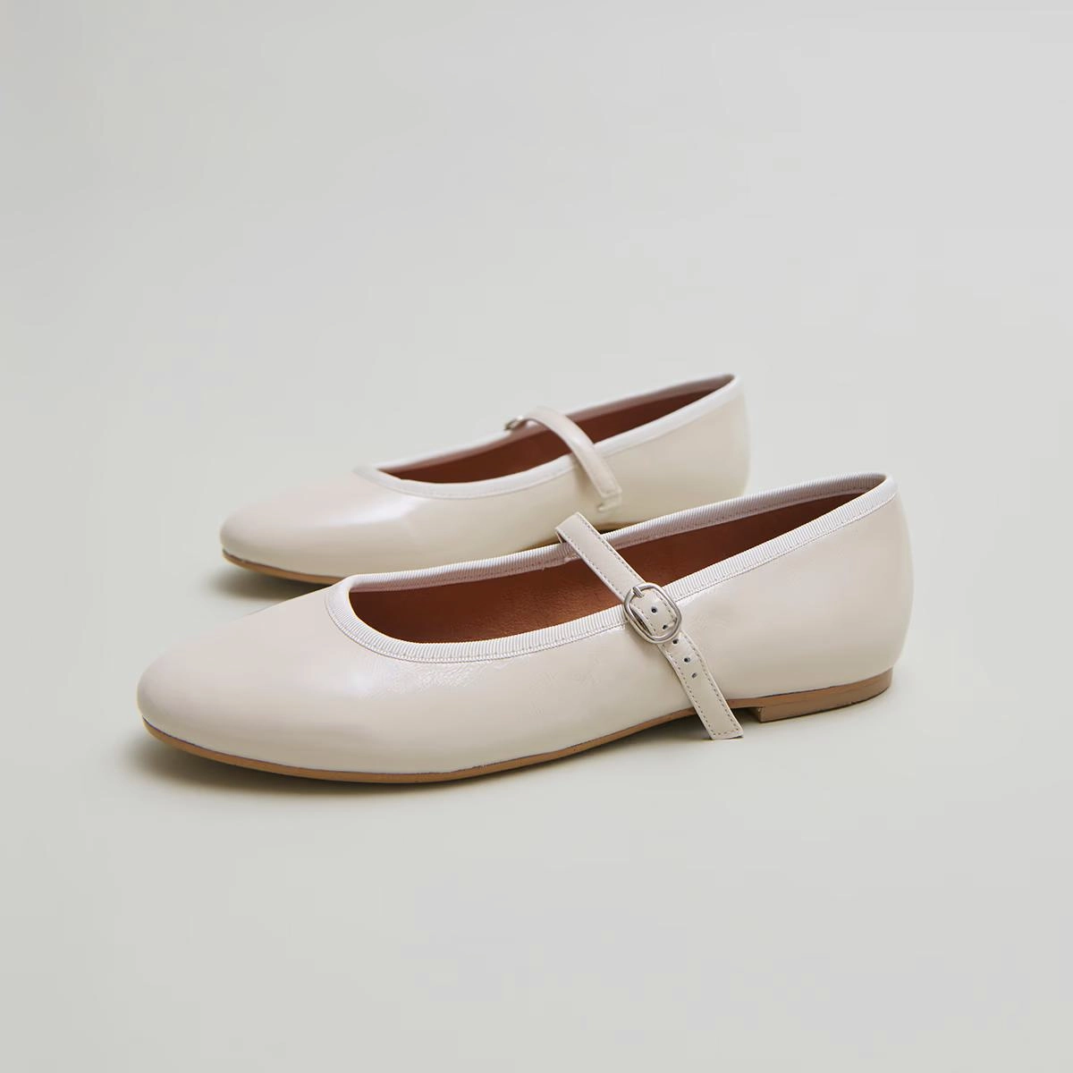 264-e Douceur Vernis Pliss Ecru Stylish Footwear