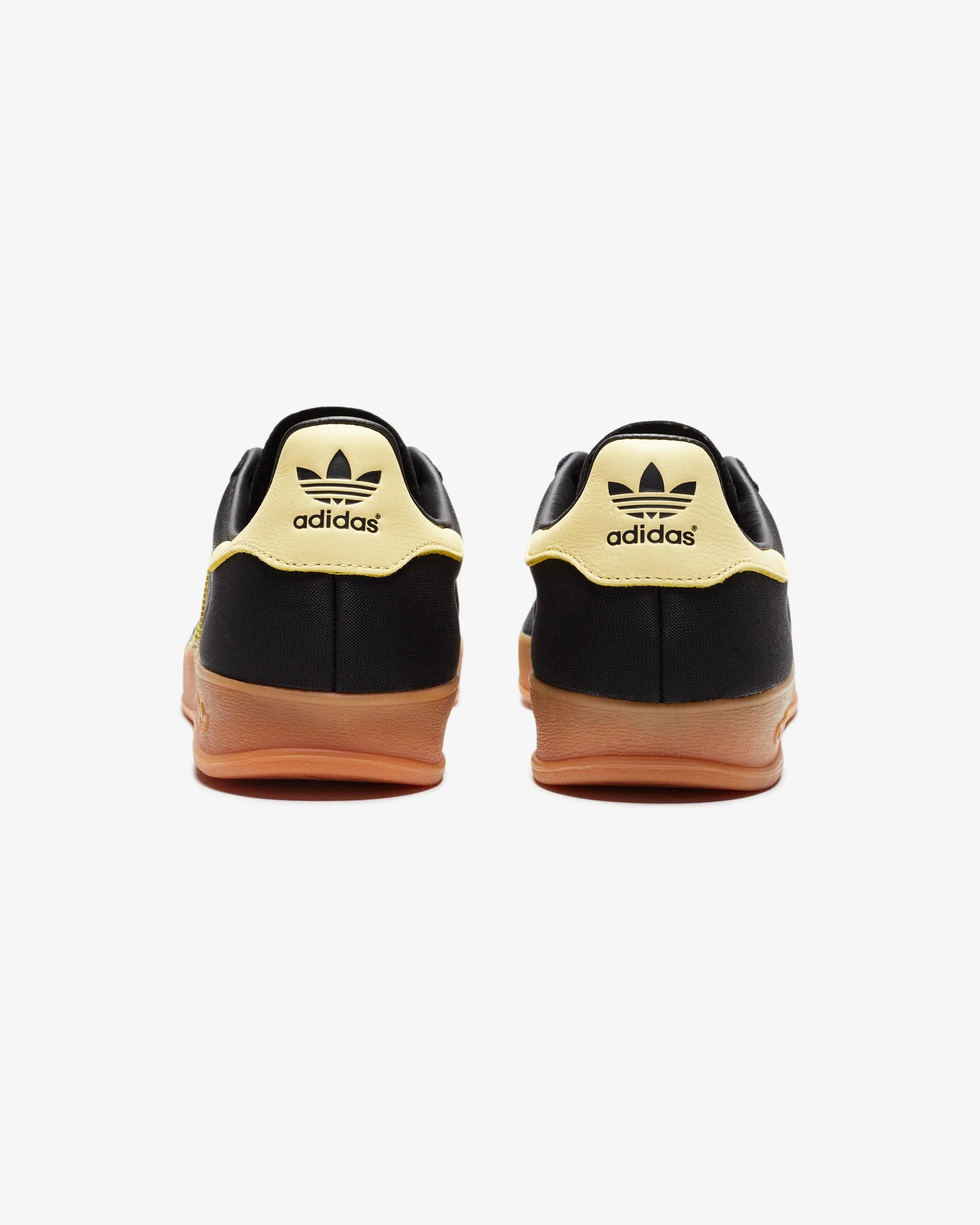 ADIDAS GAZELLE INDOOR - CBLACK/ ALMYEL/ GUM2 Classic sport-style footwear