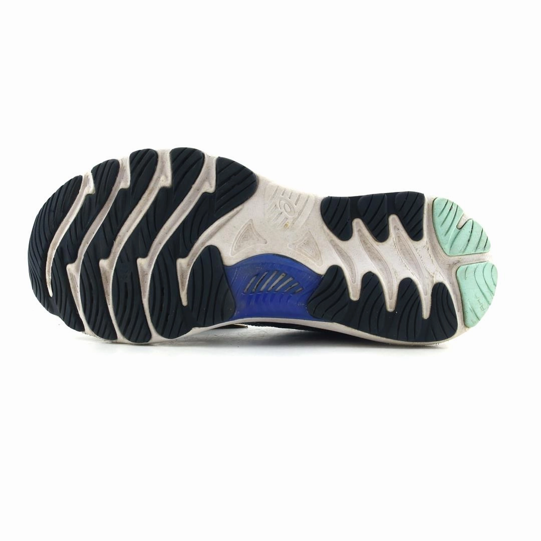 ASICS GEL NIMBUS 23 sporty Asics footwear images