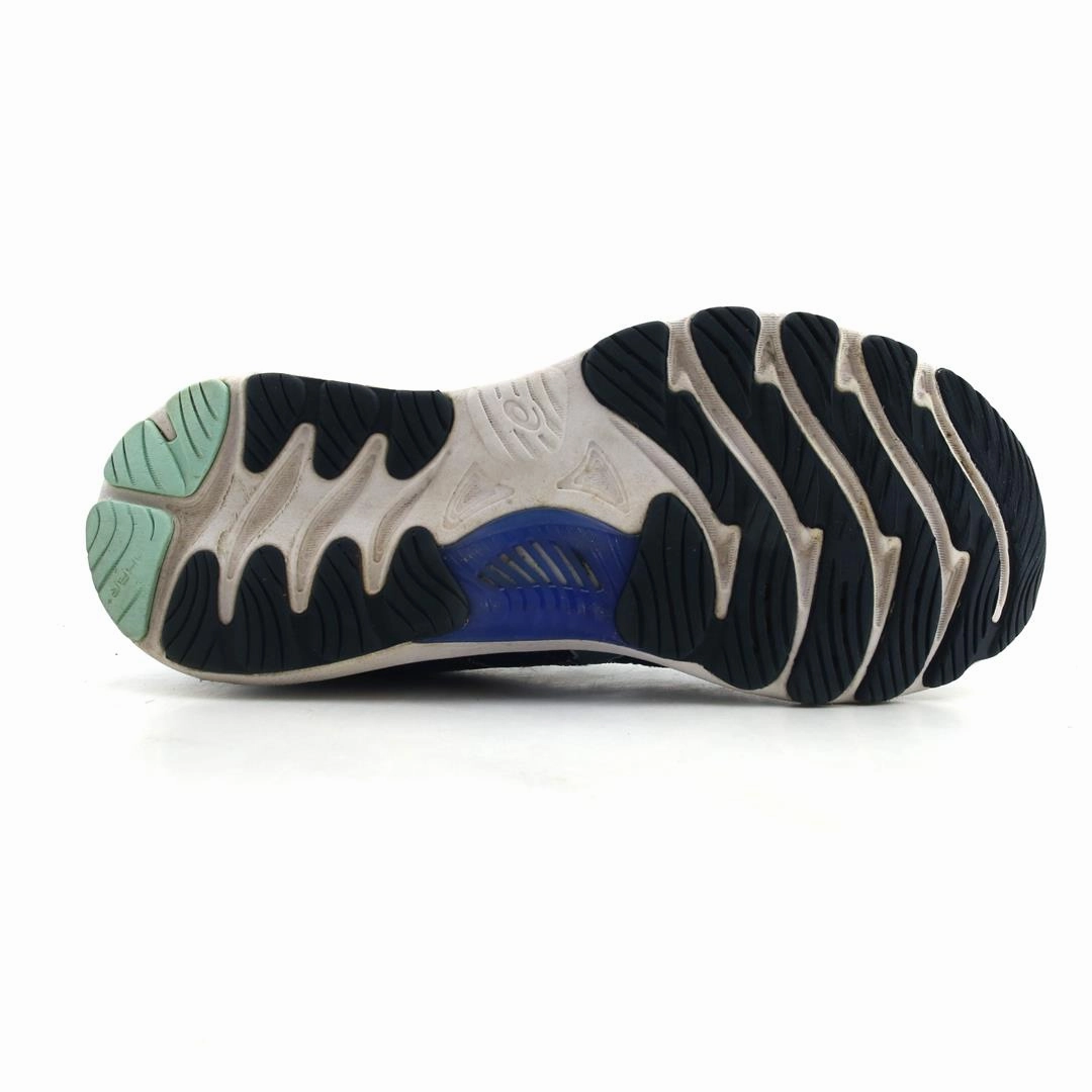 ASICS GEL NIMBUS 23 sporty Asics footwear images