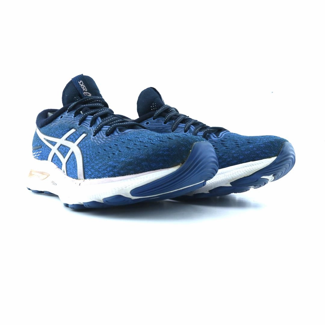 ASICS GEL NIMBUS 24 lightweight athletic shoe visuals