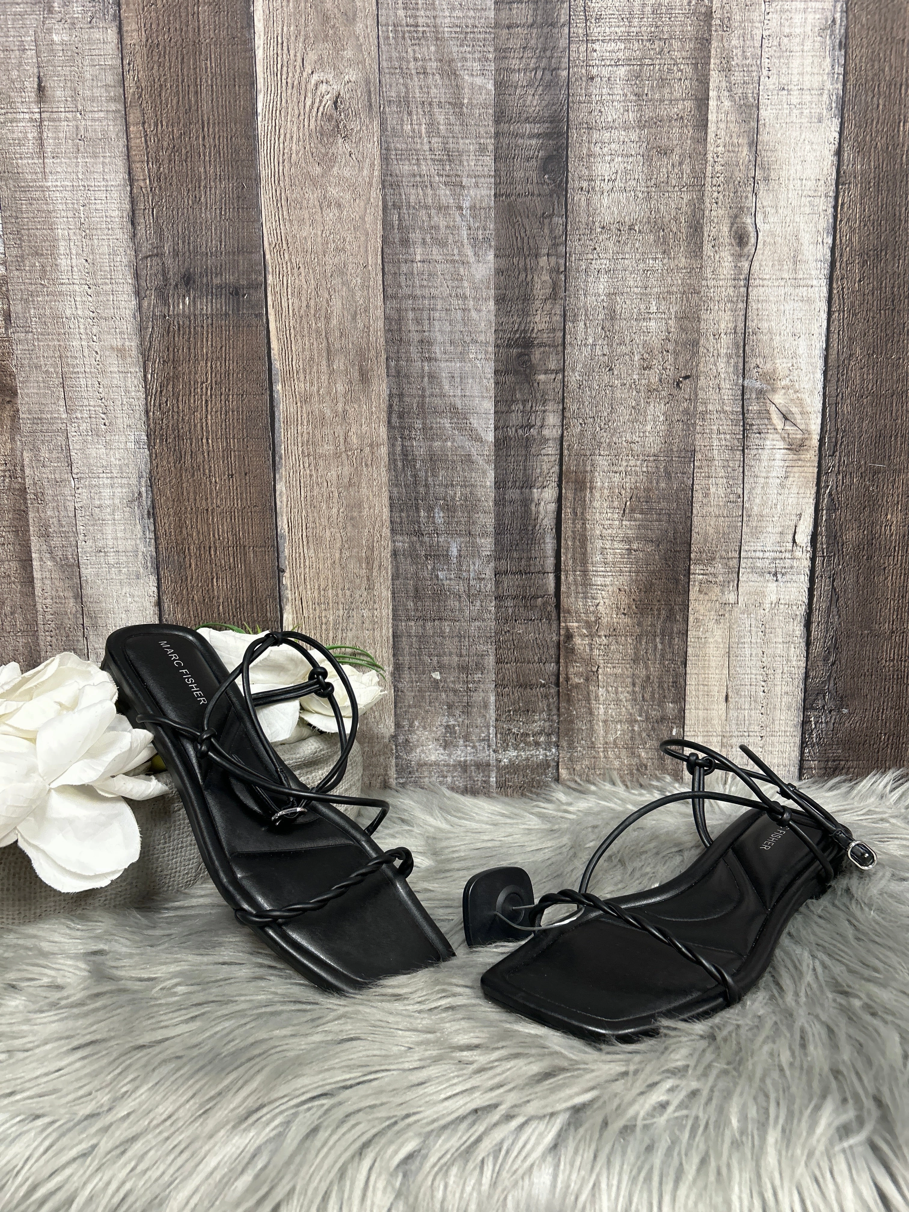 Black Sandals Flats Marc Fisher, Size 8.5 Marc Fisher fashion shoes with block heels
