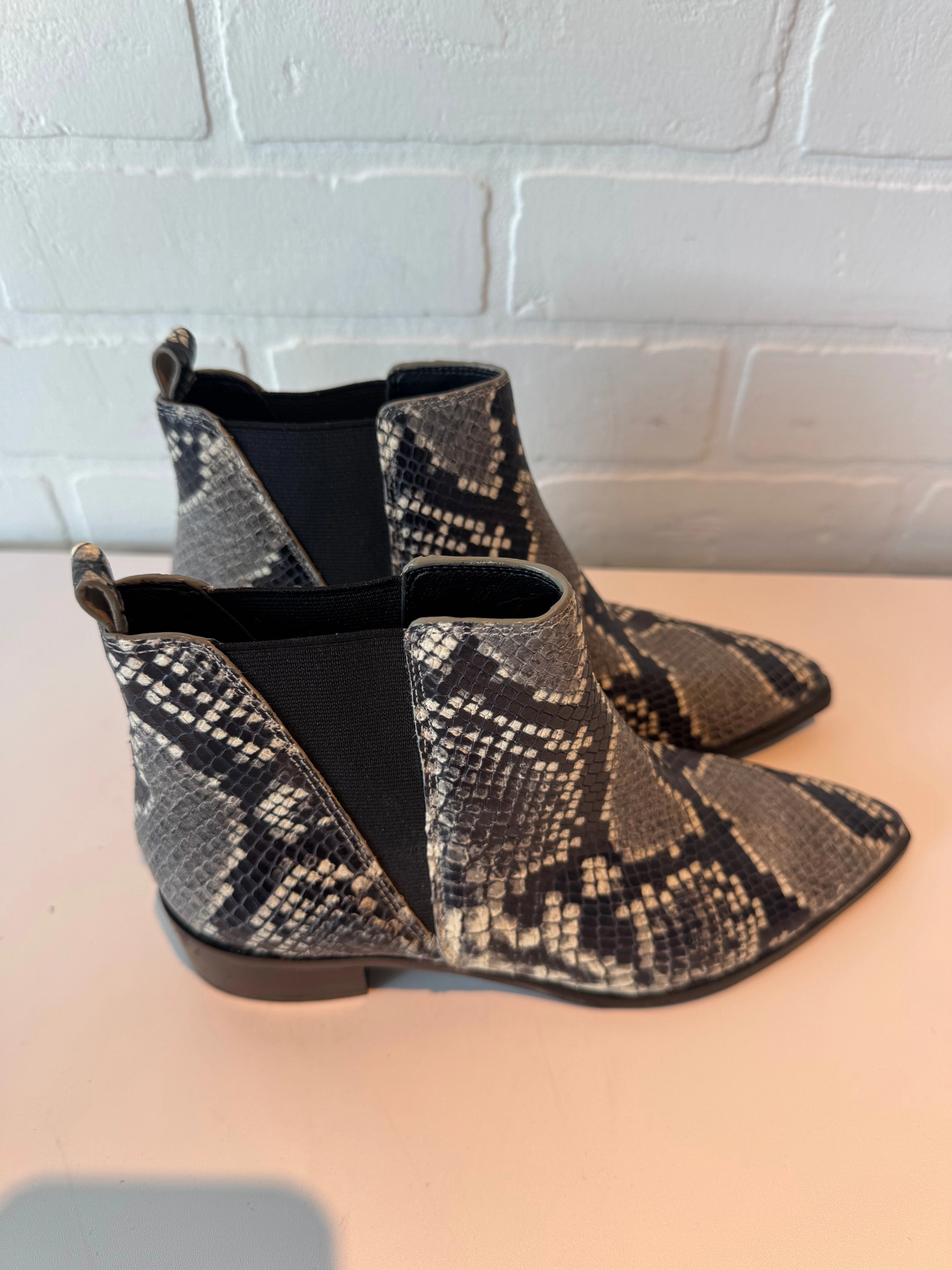 BOOTS ANKLE FLATS MARC FISHER in SNAKESKIN PRINT, Size: 5.5 Fashion Heels
