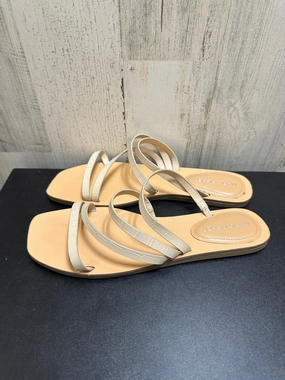 Cream Sandals Flats Marc Fisher, Size 8 Marc Fisher fashion shoes with block heels