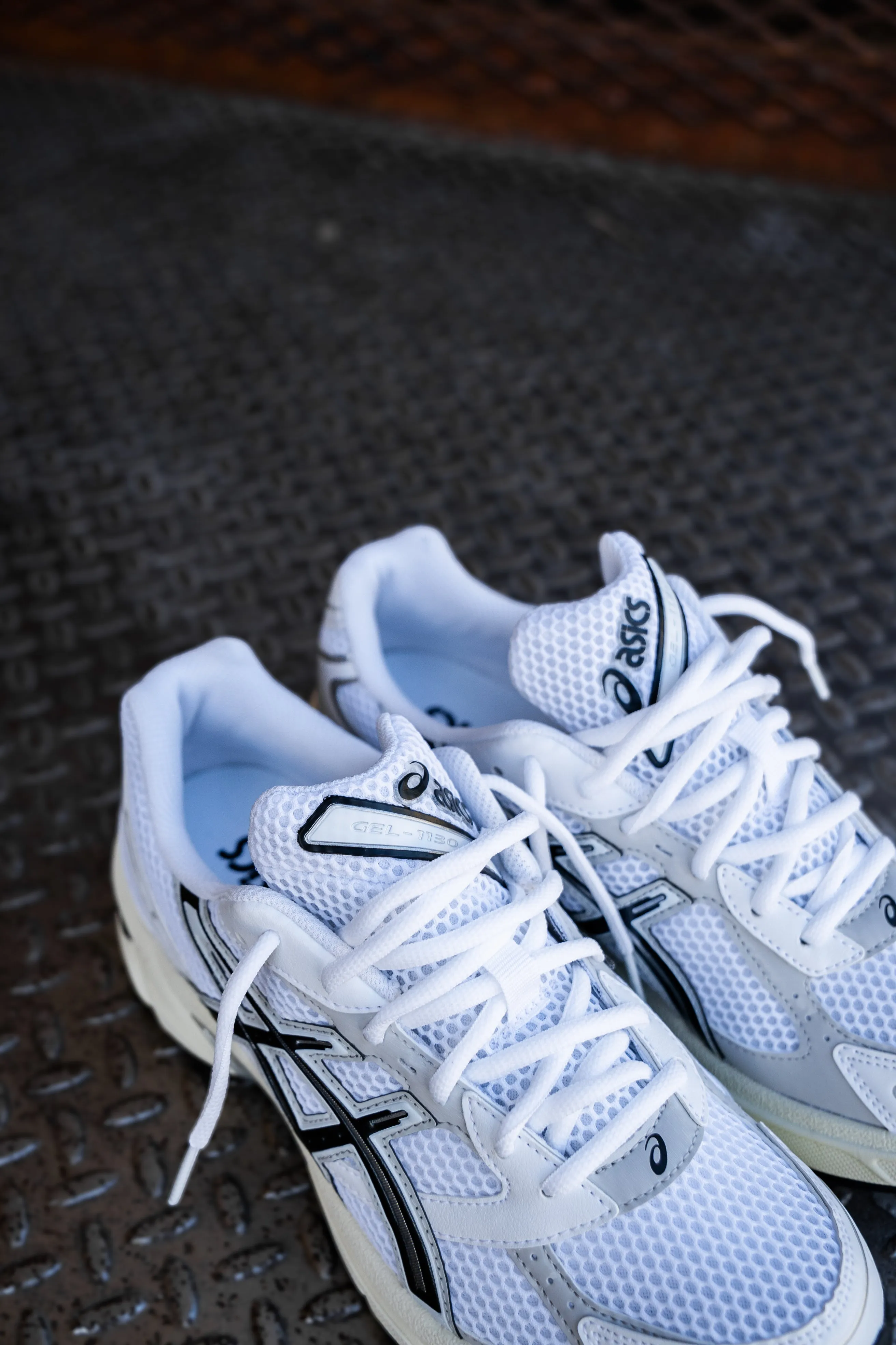 Mens Asics Gel-1130 (White/Cloud Grey) running shoe close-up shots