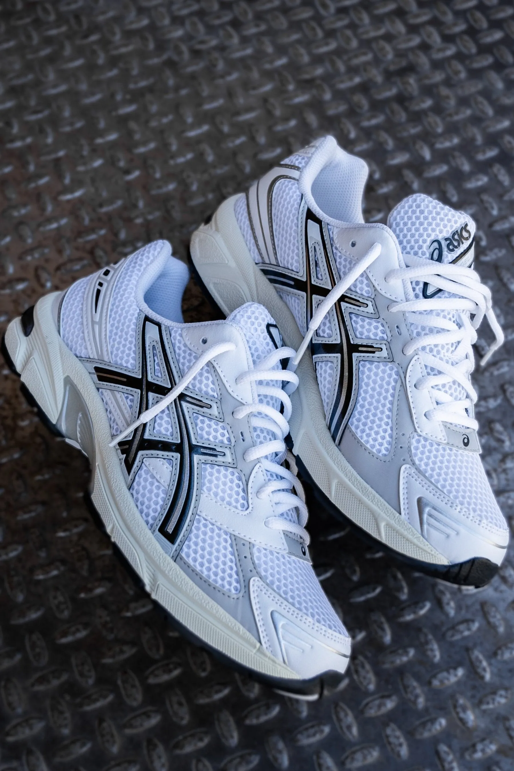 Mens Asics Gel-1130 (White/Cloud Grey) running shoe close-up shots