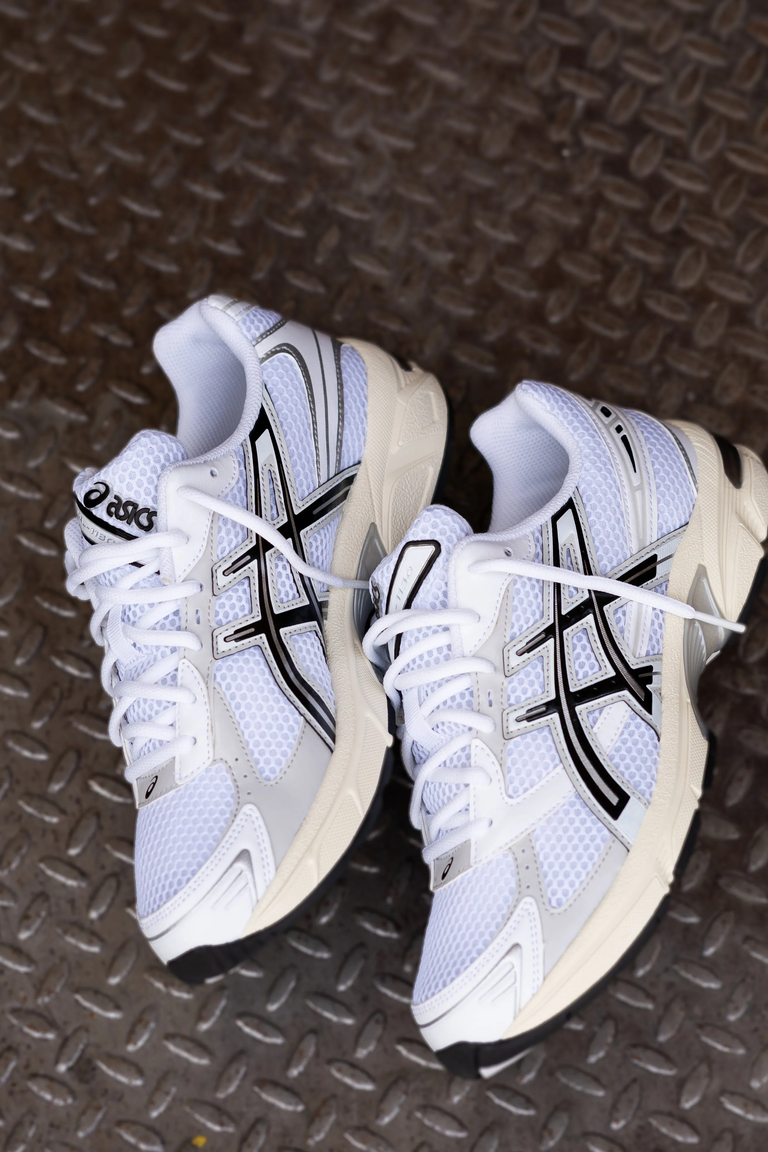 Mens Asics Gel-1130 (White/Cloud Grey) running shoe close-up shots