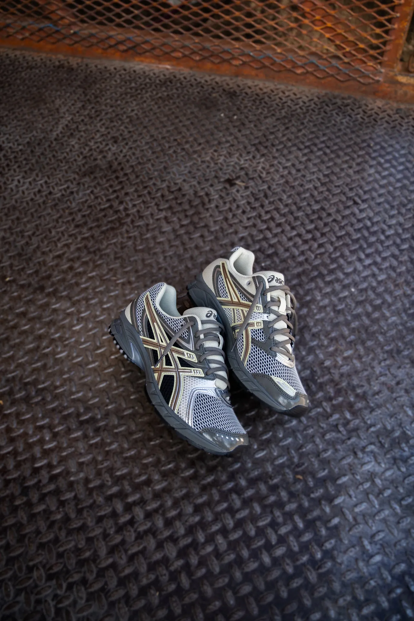 Mens Asics Gel-DS Trainer 14 (Truffle Grey/Pure Silver) running shoe close-up shots