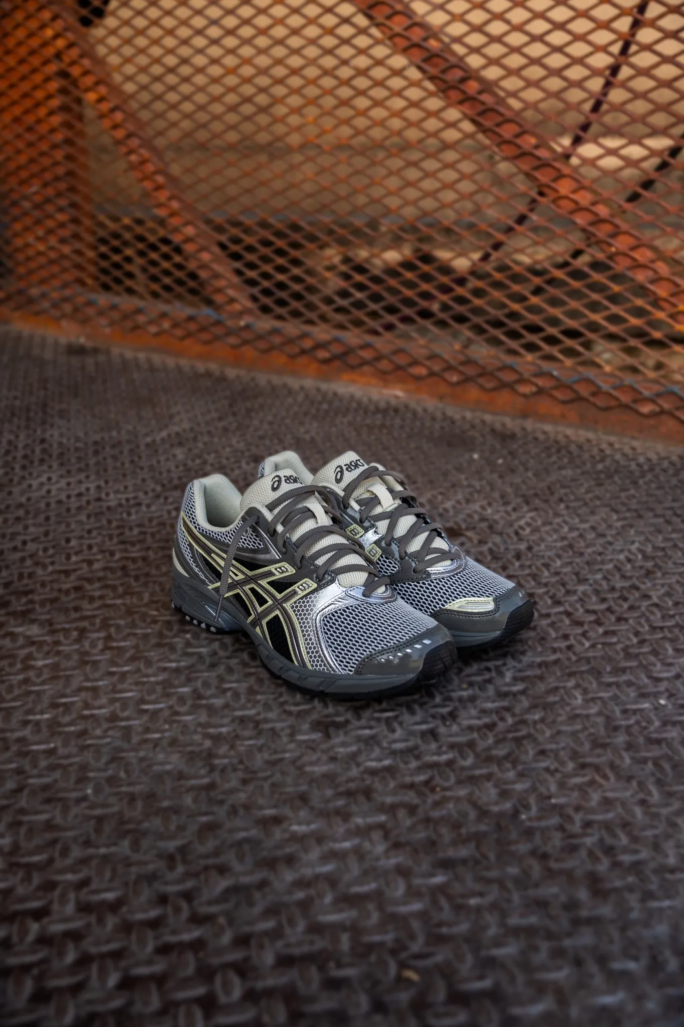Mens Asics Gel-DS Trainer 14 (Truffle Grey/Pure Silver) running shoe close-up shots