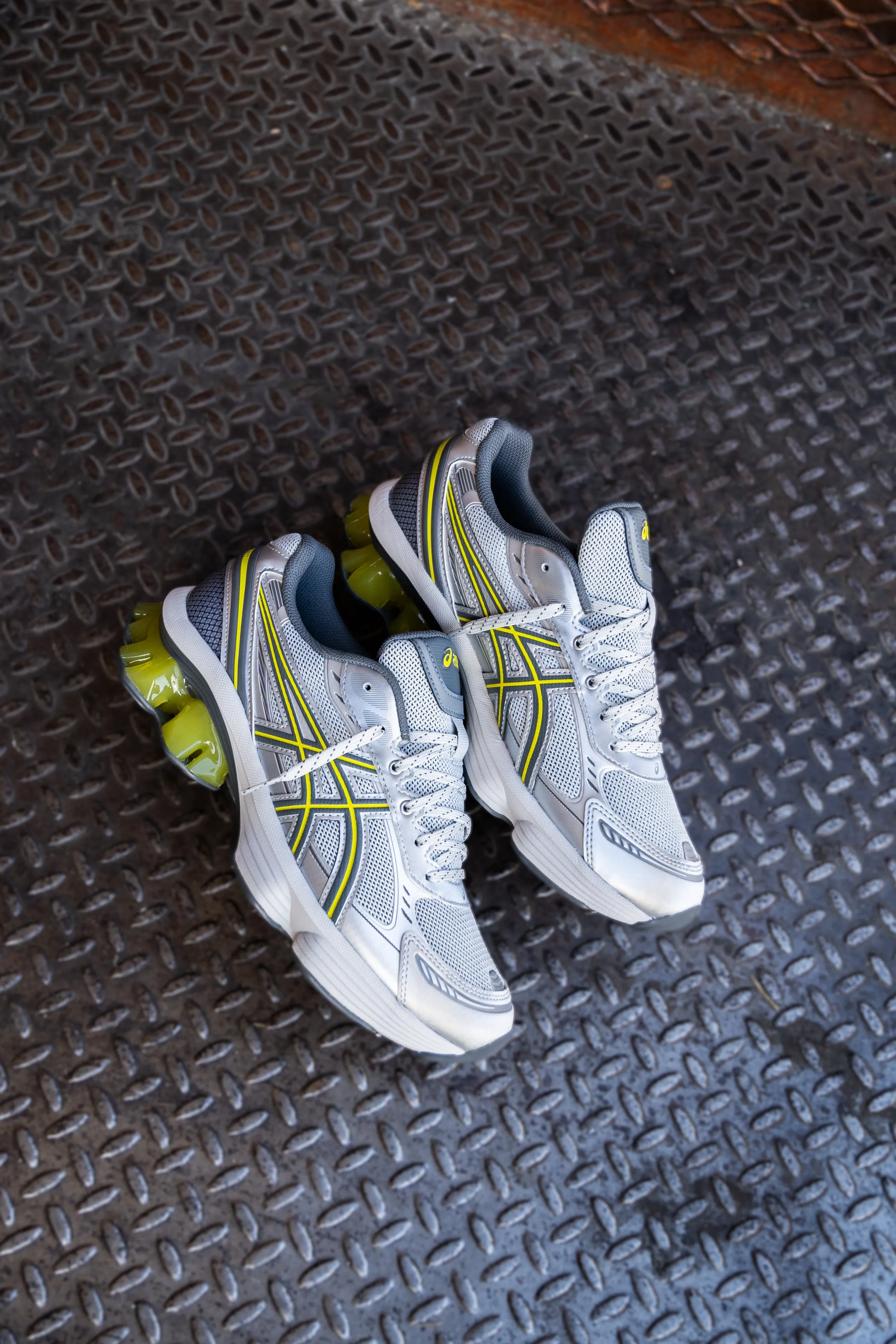 Mens Asics Gel-Kinetic Fluent (Glacier Grey/Steel Grey) running shoe close-up shots