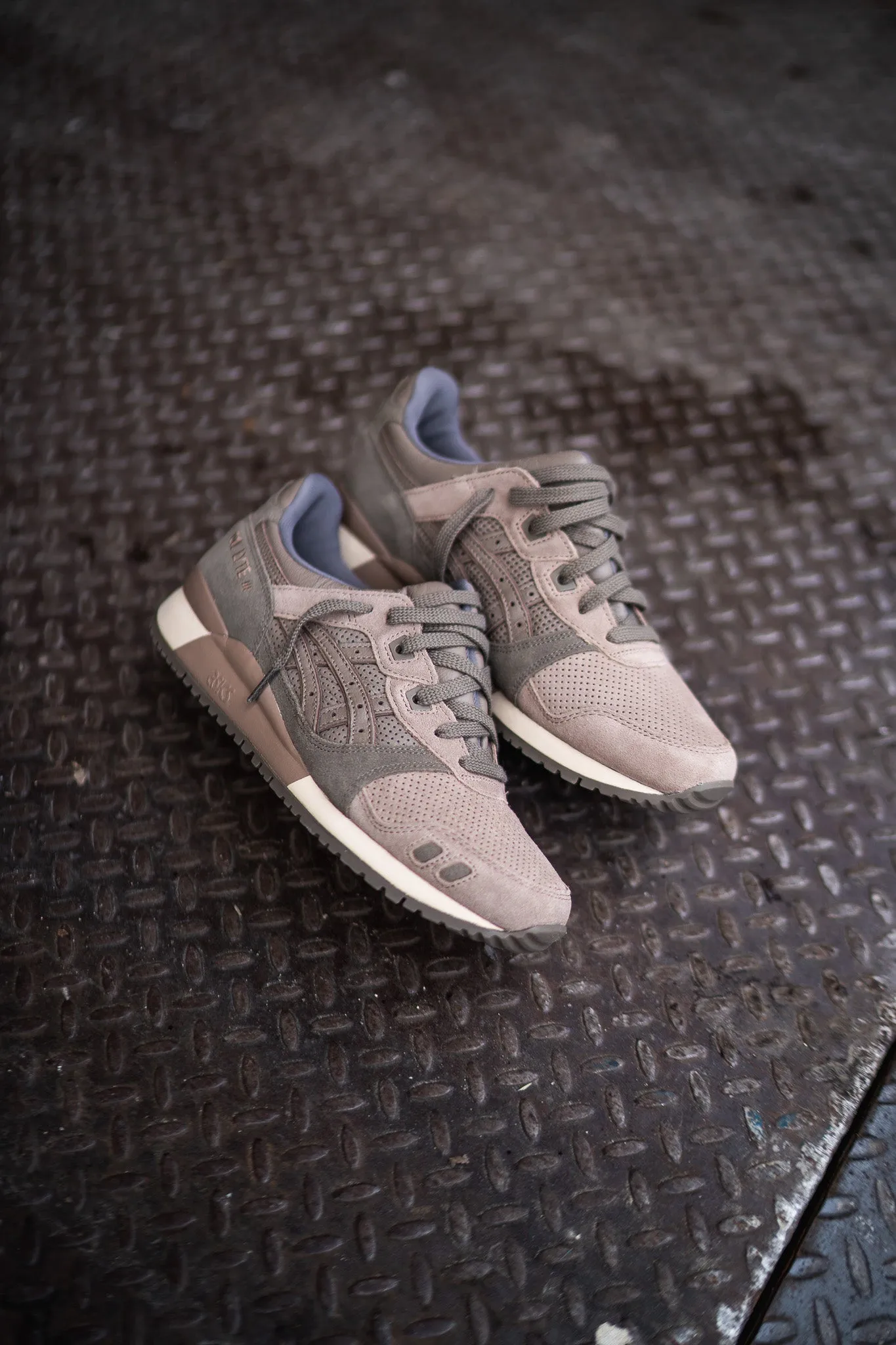 Mens Asics Gel-Lyte 3 OG (Taupe Grey) running shoe close-up shots