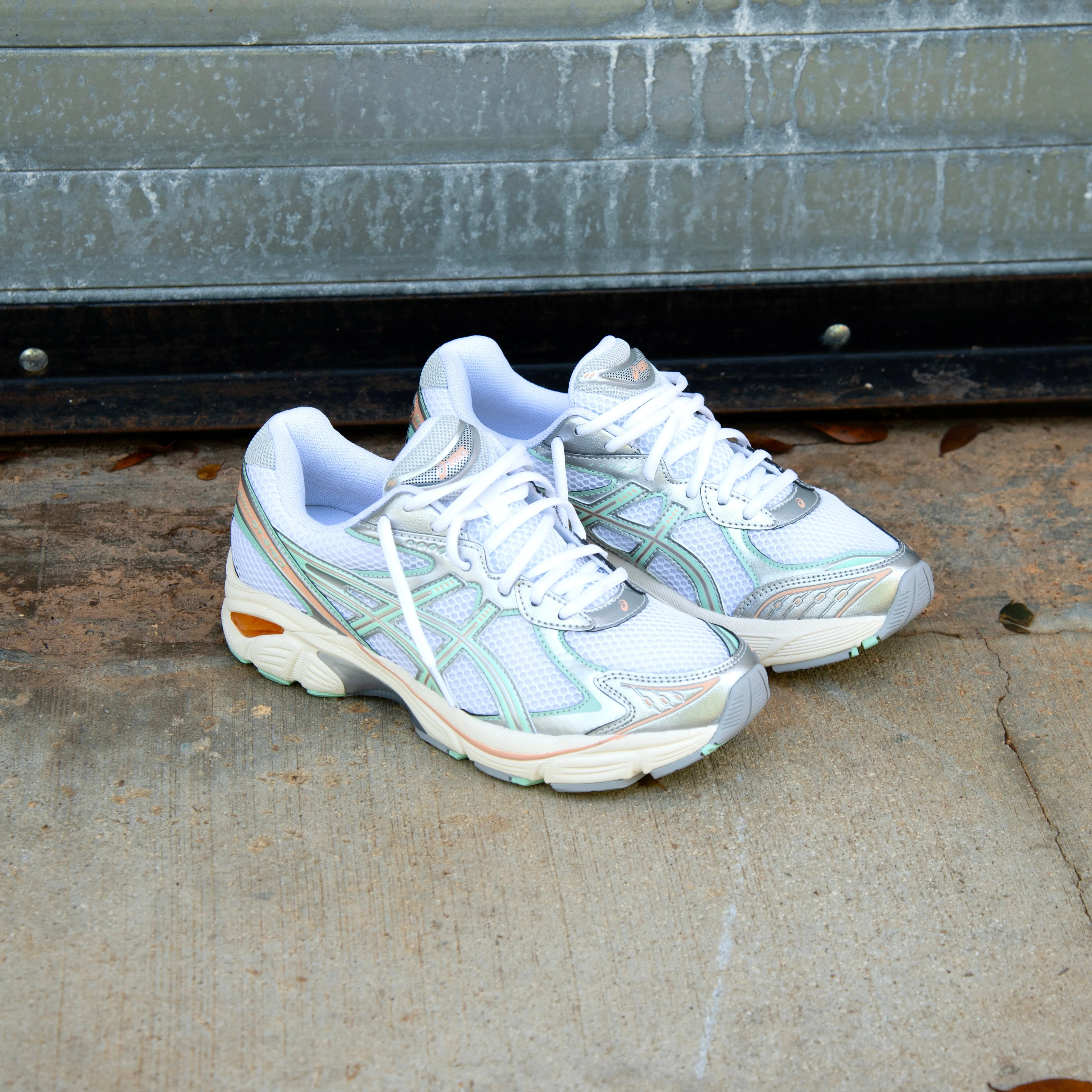 Mens Asics GT-2160 (White/Mint Tint) running shoe close-up shots