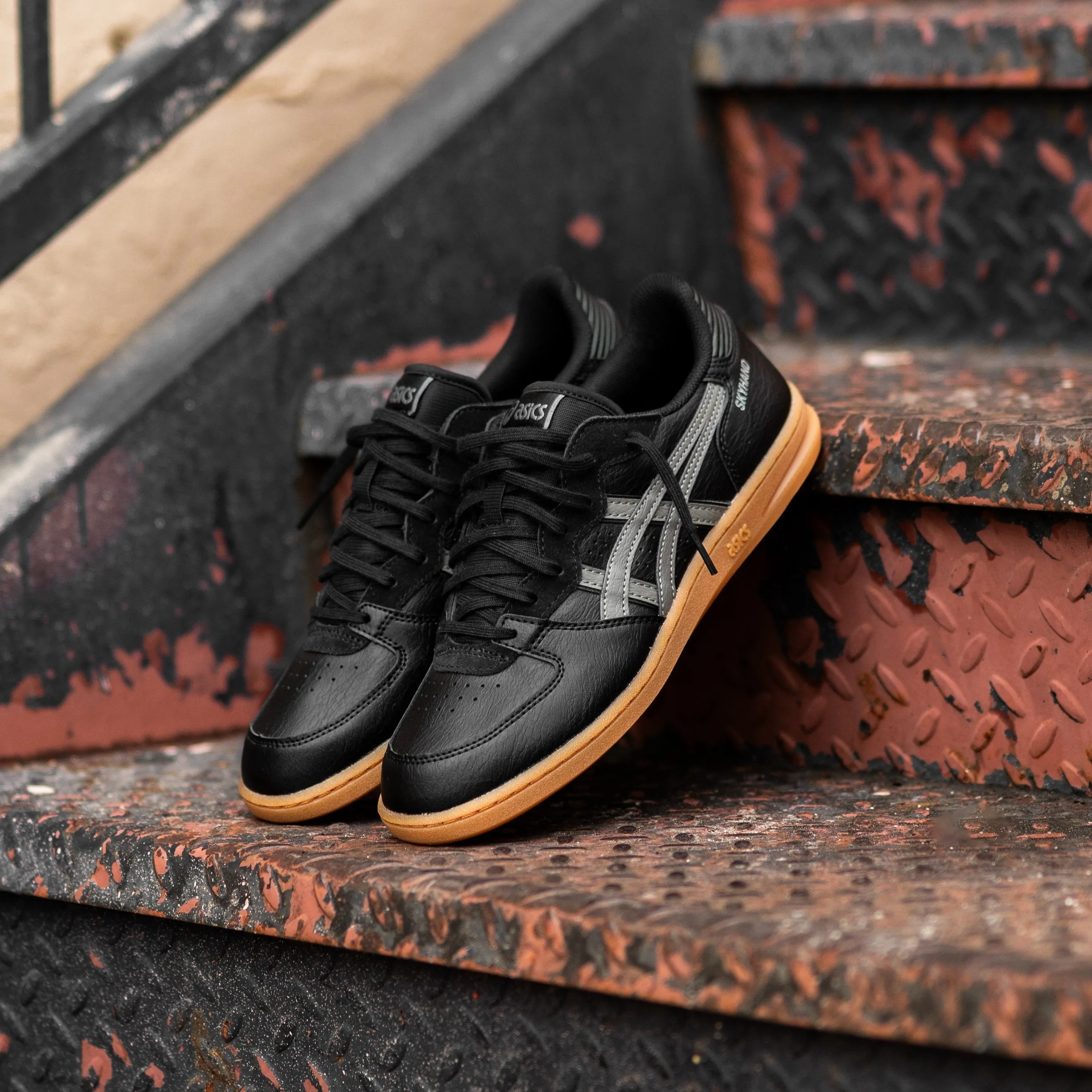 Men's Asics Skyhand OG (Black/Truffle Grey) running shoe close-up shots