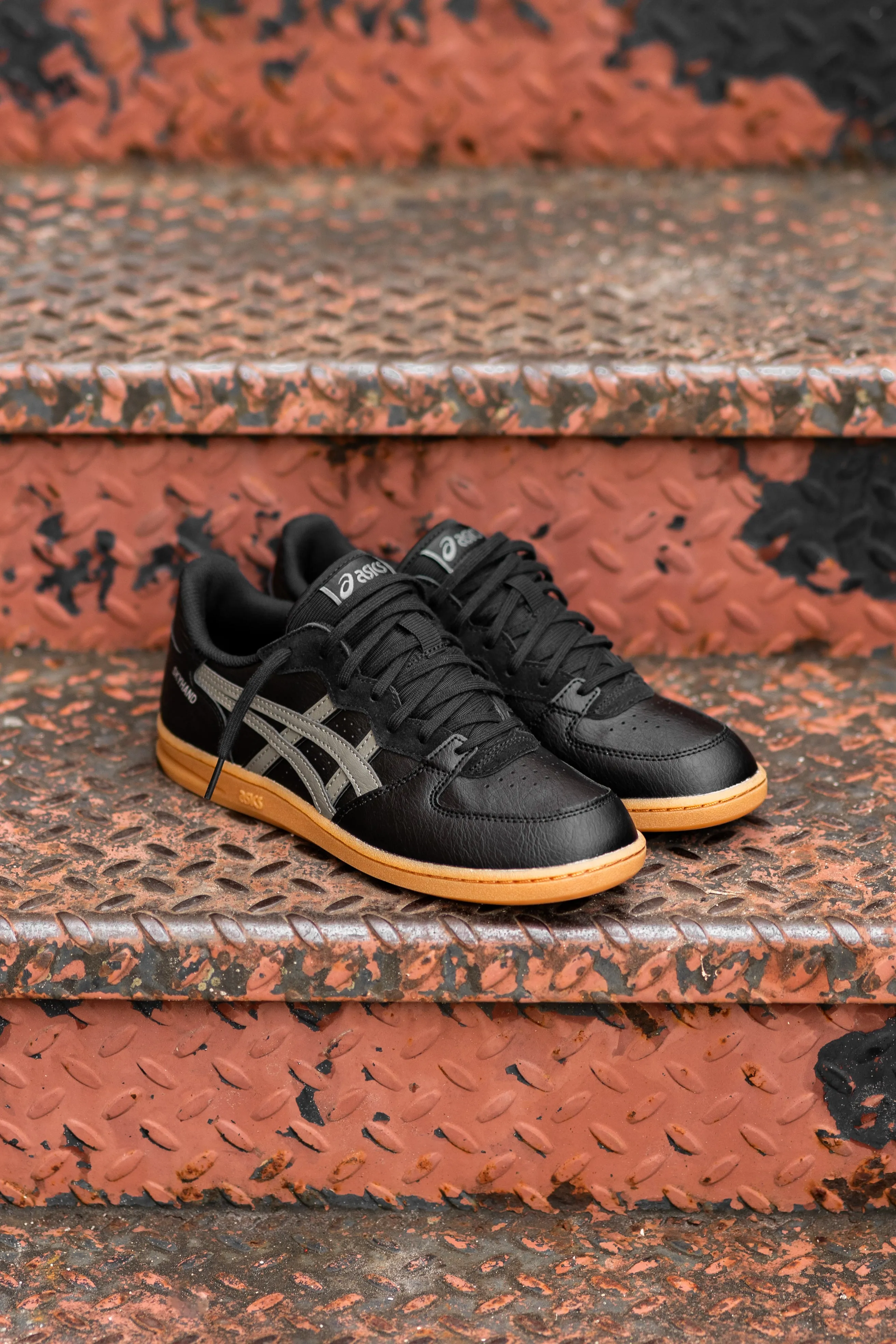 Men's Asics Skyhand OG (Black/Truffle Grey) running shoe close-up shots