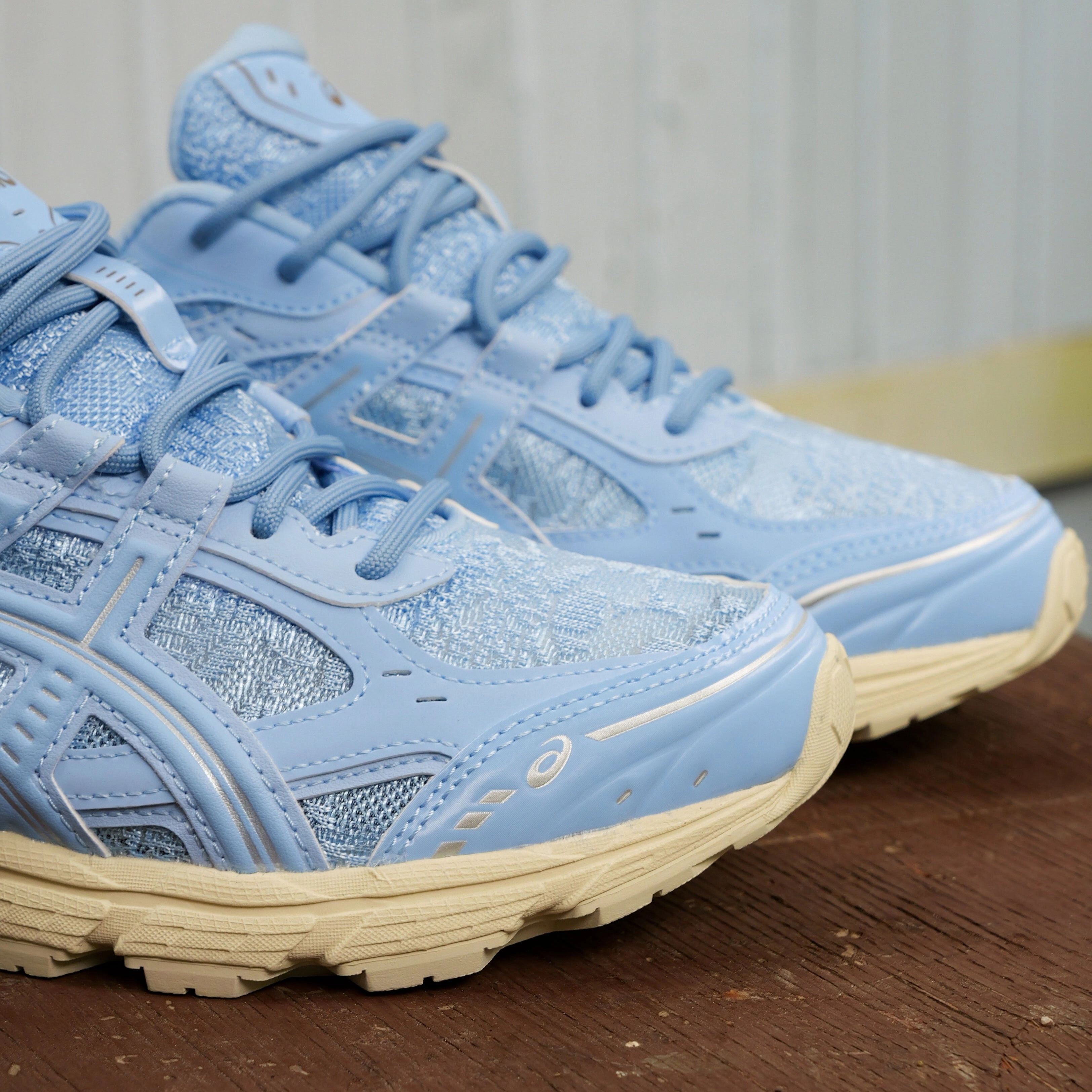 Mens Asics Gel-Nunobiki (Stone Wash/Pure Silver) running shoe close-up shots