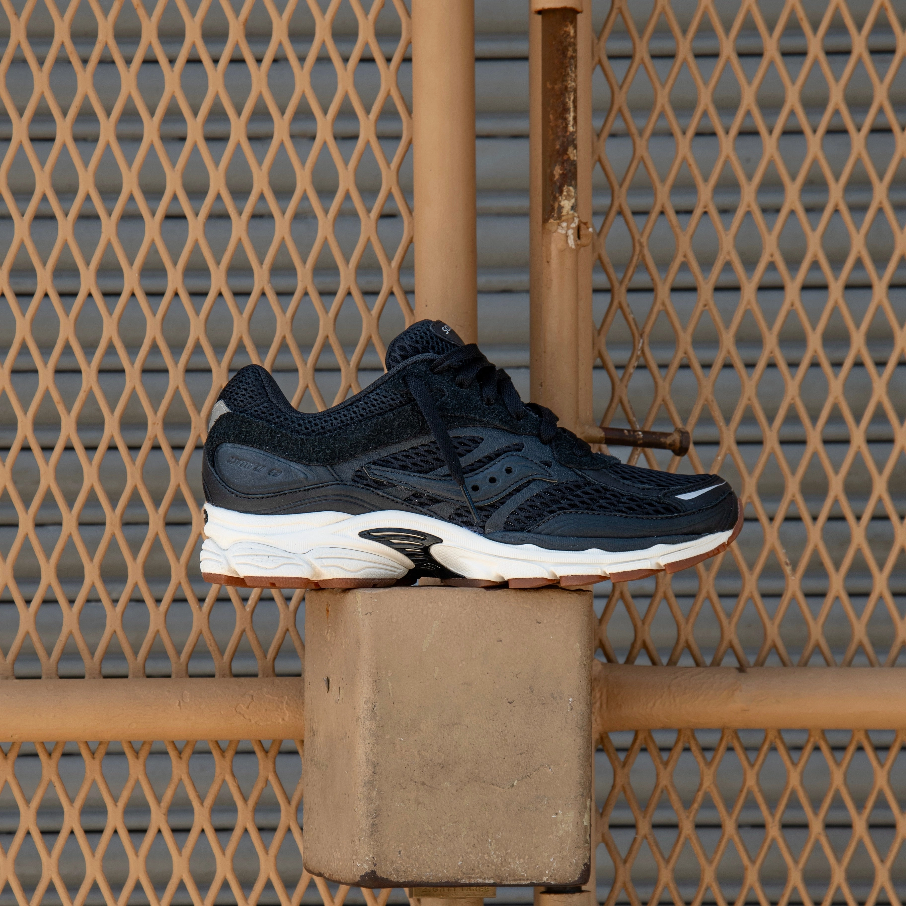Mens Saucony ProGrid Omni 9 (Crafted Black) Saucony all-day comfort athletic sneakers