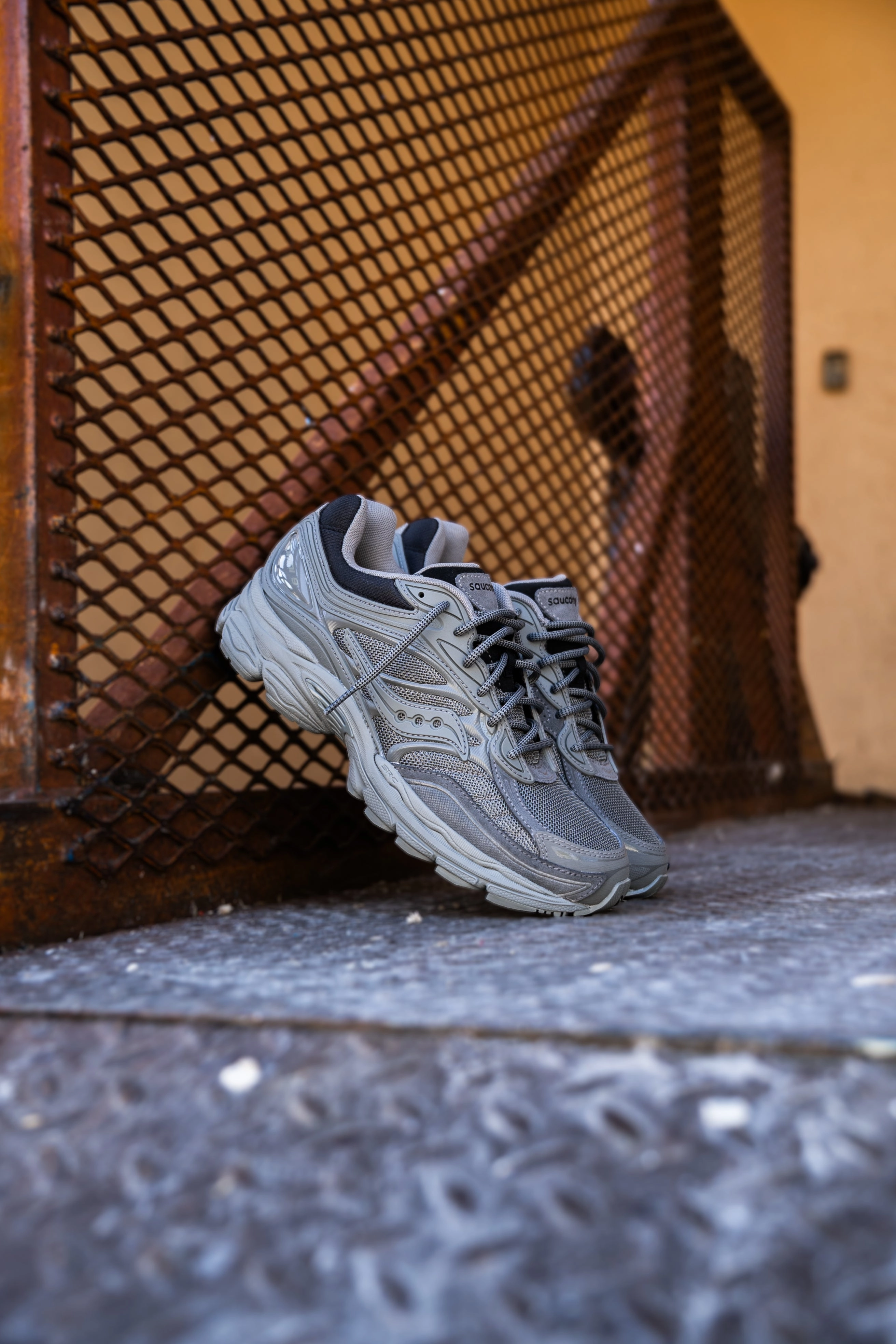Mens Saucony ProGrid Omni 9 (Grey/Gris) Saucony versatile athletic footwear