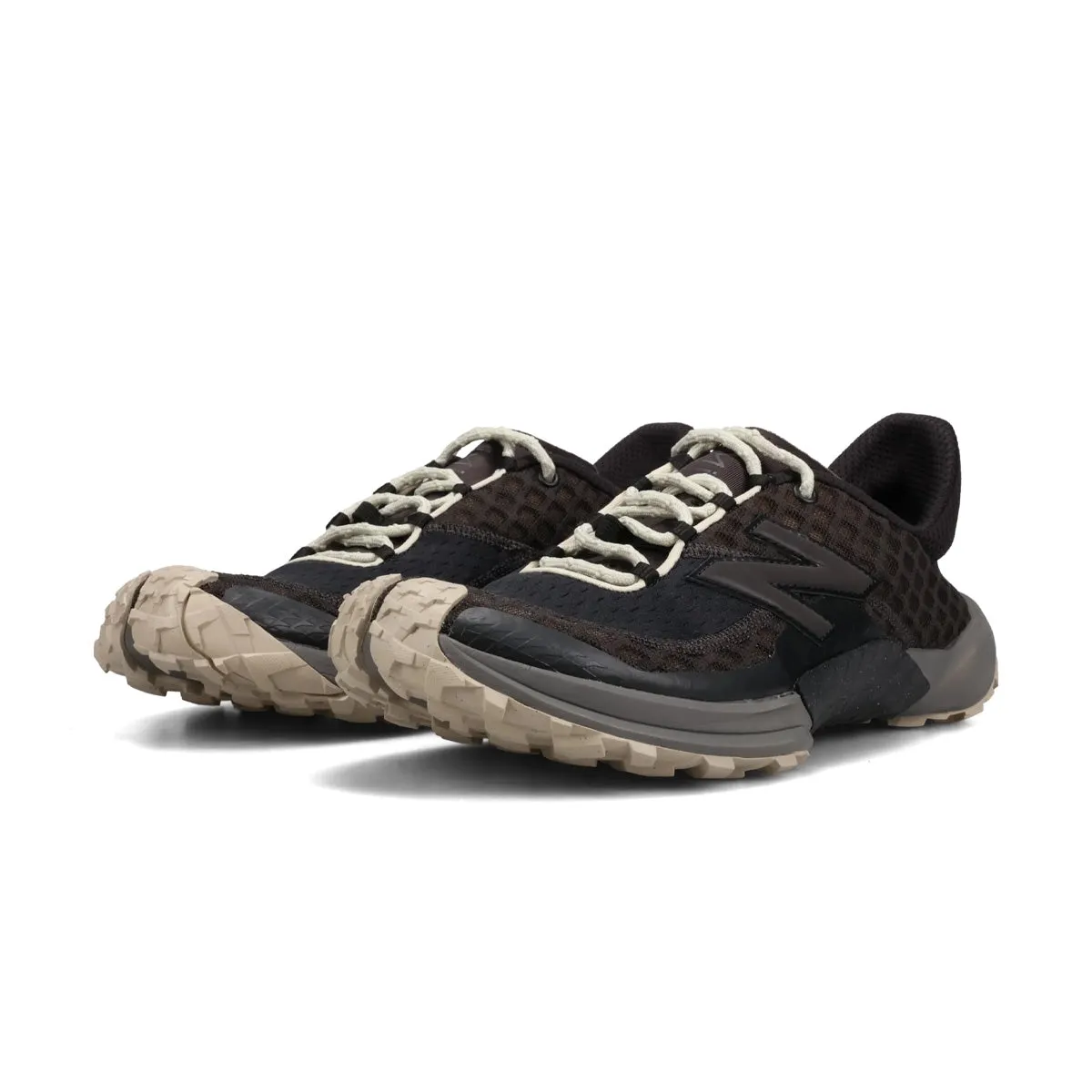 Minimus Trail 'Black' New Balance sneaker close-ups