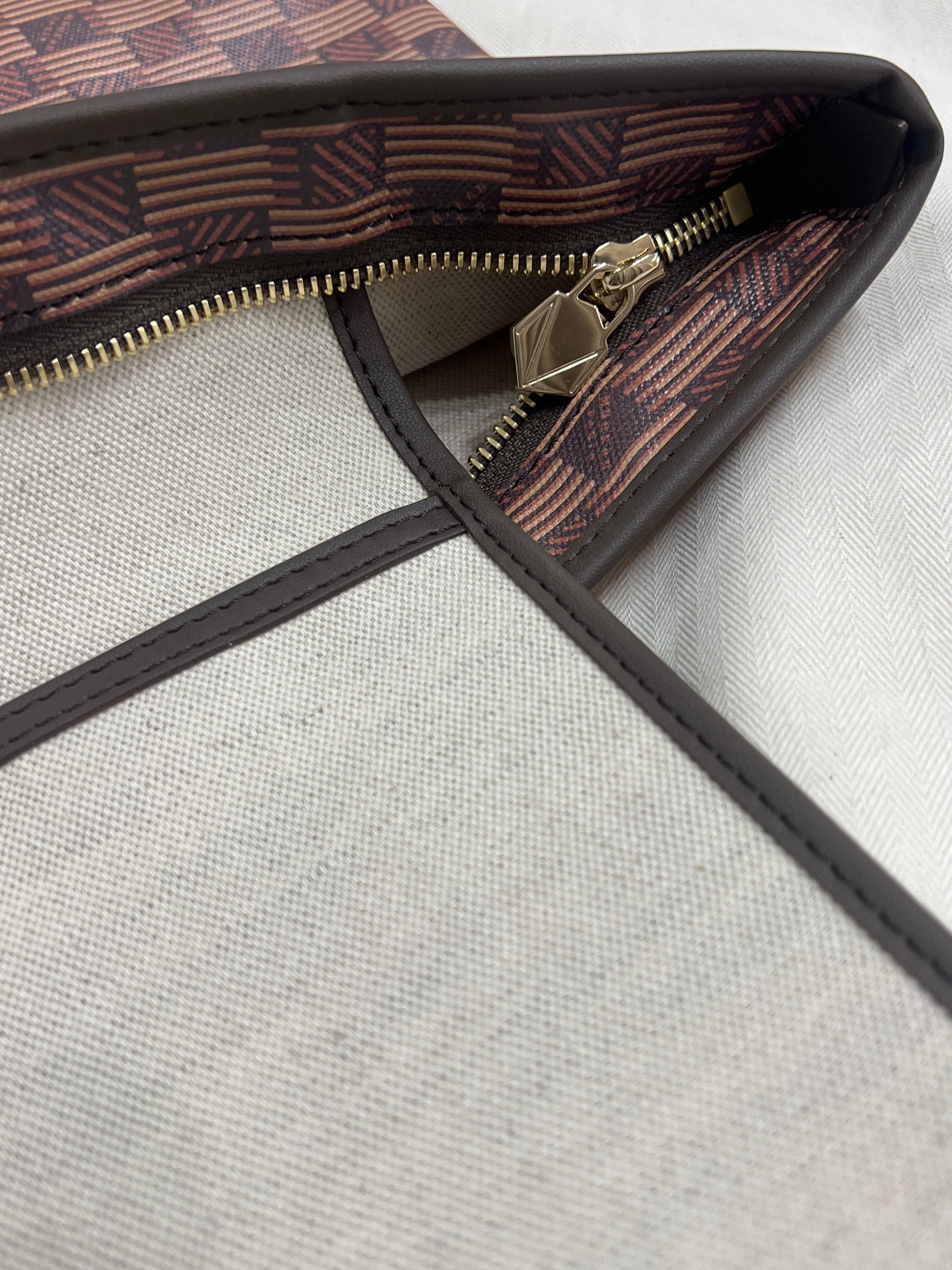 new Saint Tropez Zip Tote MM, Chocolate Moreau Bags