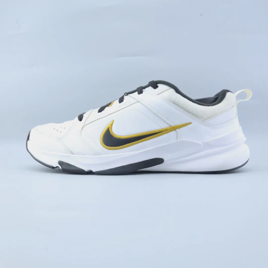 NIKE  DEFY ALL DAY Nike bold colorway footwear