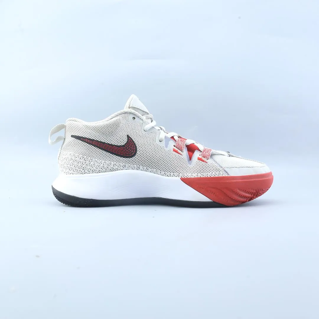 NIKE KYRIE FLYTRAP 6 Nike running shoe close-ups