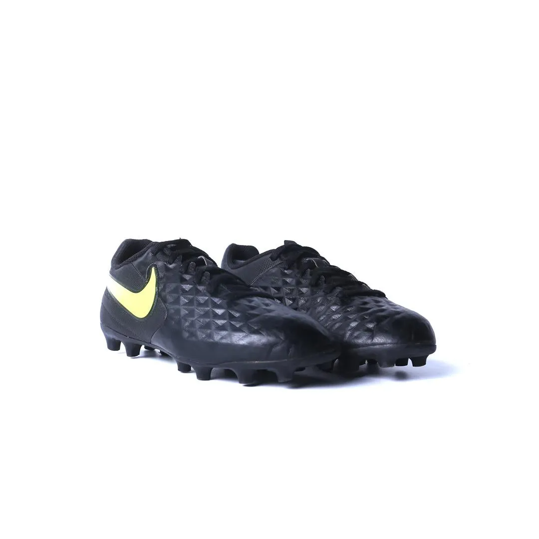 NIKE  LEGEND 8 CLUB FG Nike running shoe close-ups