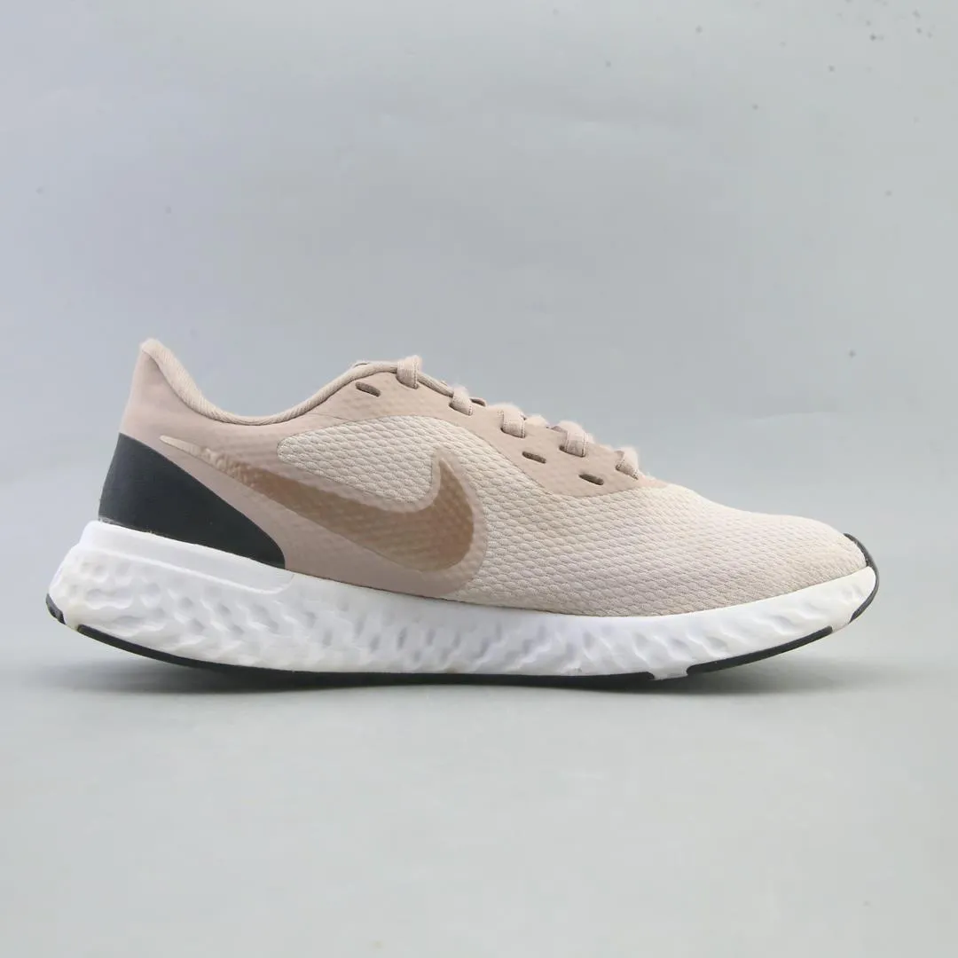 NIKE REVOLUTION 5 sleek Nike sneaker angles