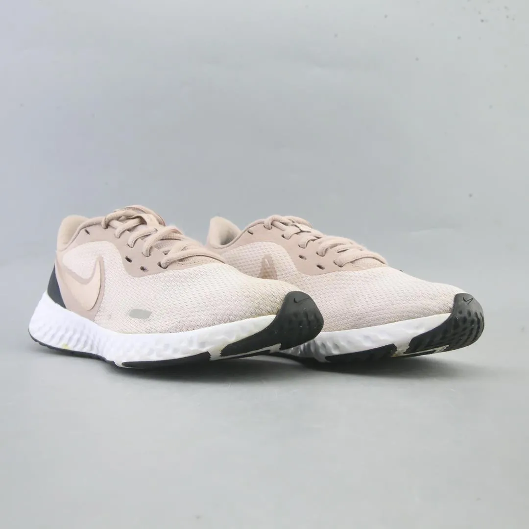 NIKE REVOLUTION 5 sleek Nike sneaker angles