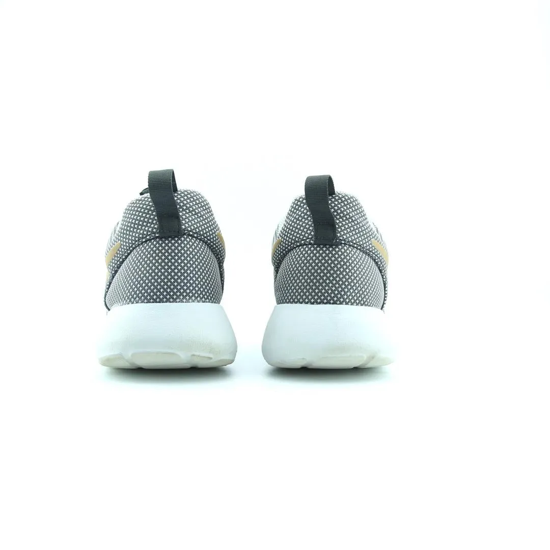 NIKE ROSHE ONE Nike casual shoe imagery