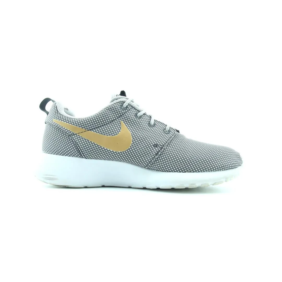 NIKE ROSHE ONE Nike casual shoe imagery