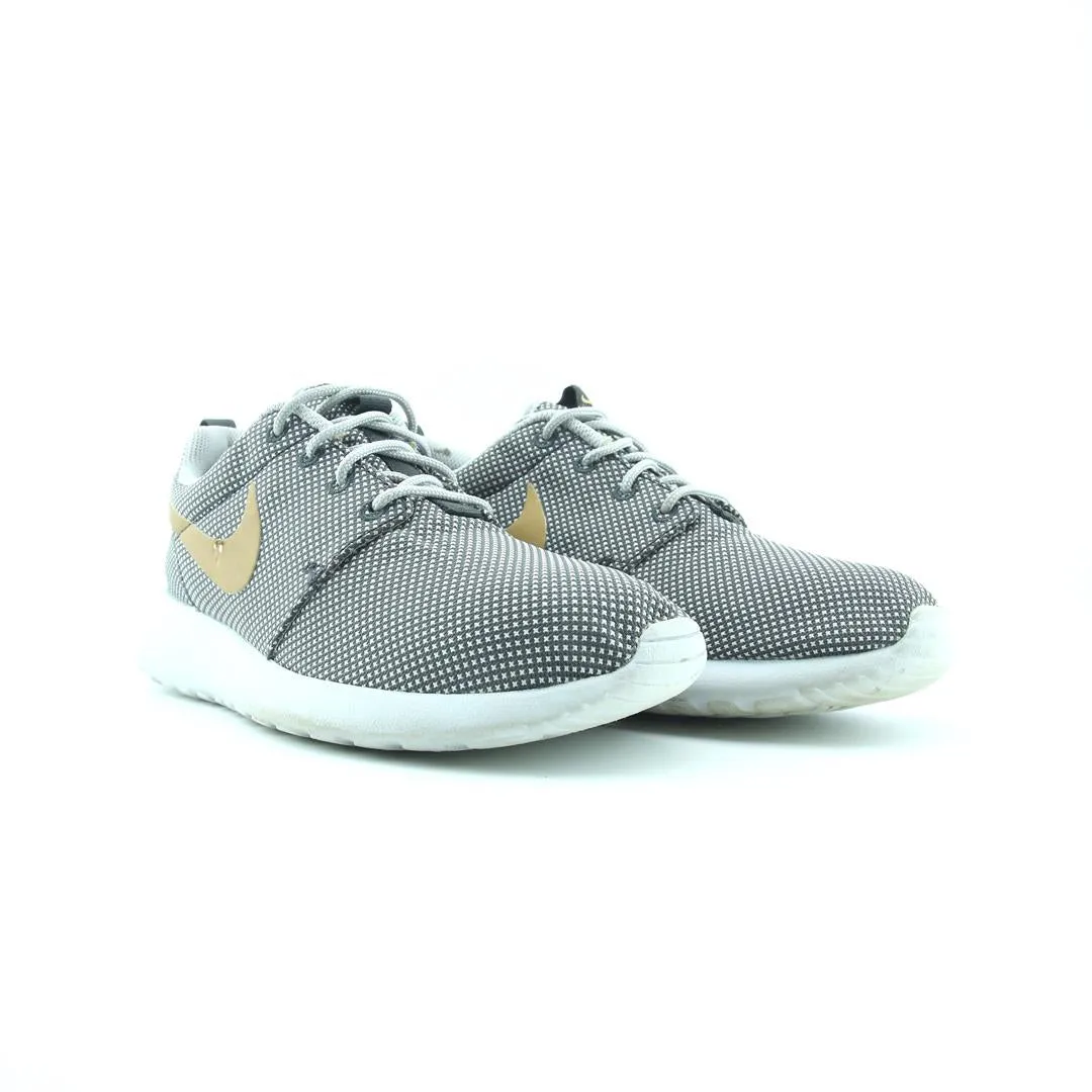NIKE ROSHE ONE Nike casual shoe imagery
