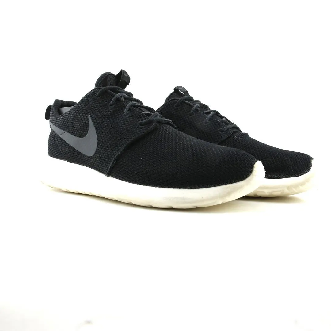 NIKE ROSHE RUN Nike sneaker detail shots