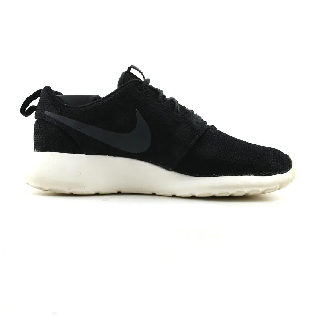 NIKE ROSHE RUN Nike sneaker detail shots
