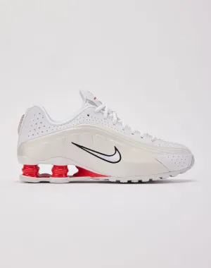 Nike Shox R4 Nike casual sneakers with modern design