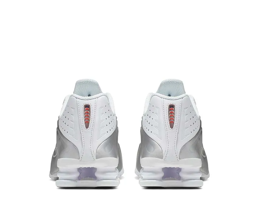 Nike Shox R4 W Nike retro-inspired sneakers