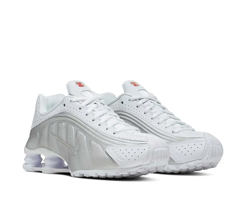 Nike Shox R4 W Nike retro-inspired sneakers
