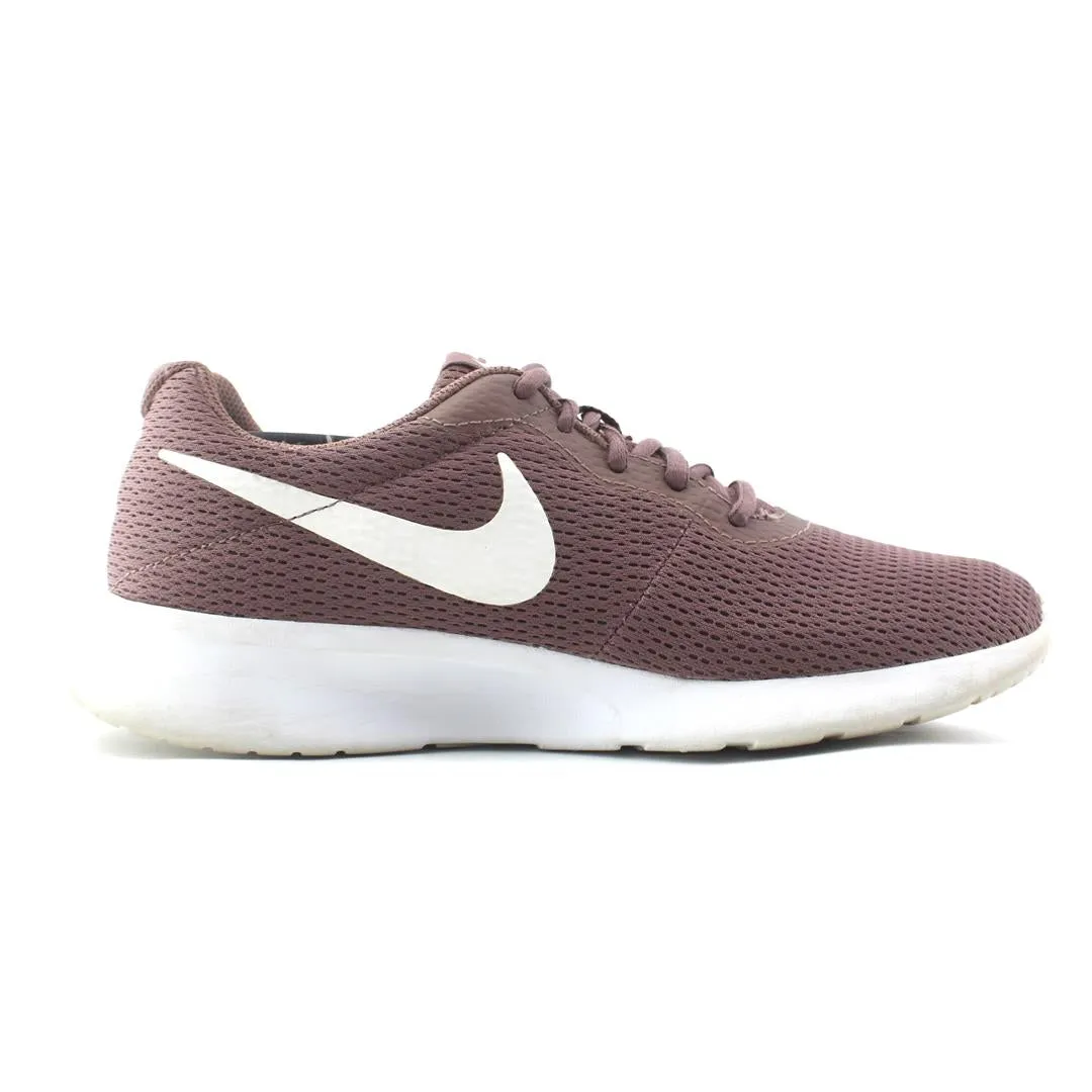 NIKE TANJUN Nike performance shoe shots