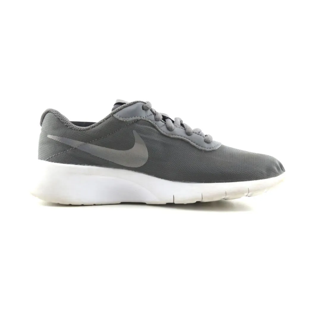NIKE  TANJUN Nike running shoe close-ups