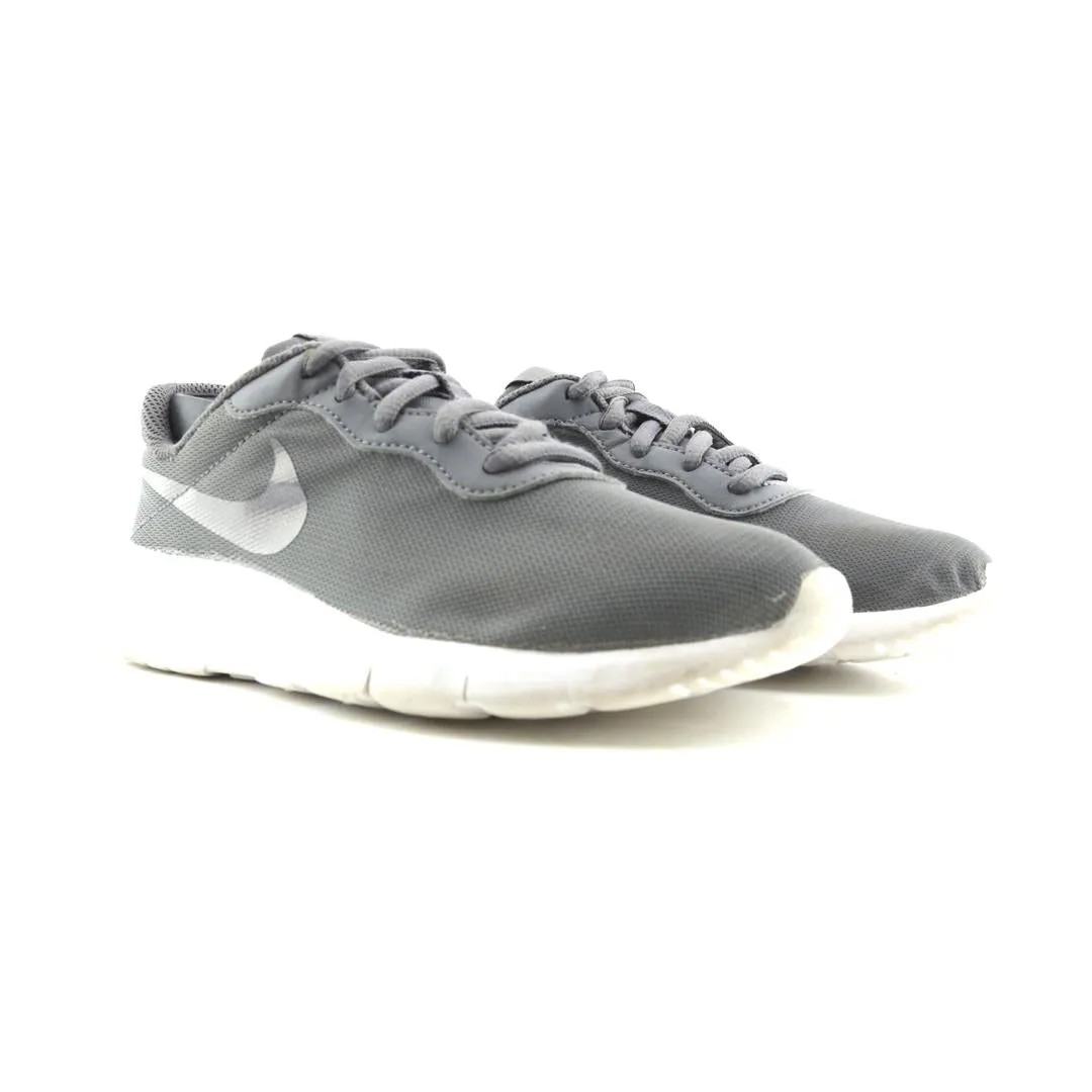 NIKE  TANJUN Nike running shoe close-ups