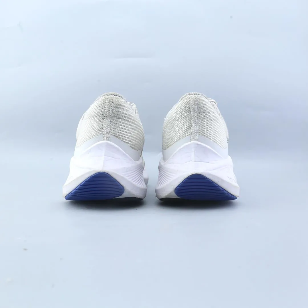 NIKE WINFLO 8 Nike running shoe close-ups
