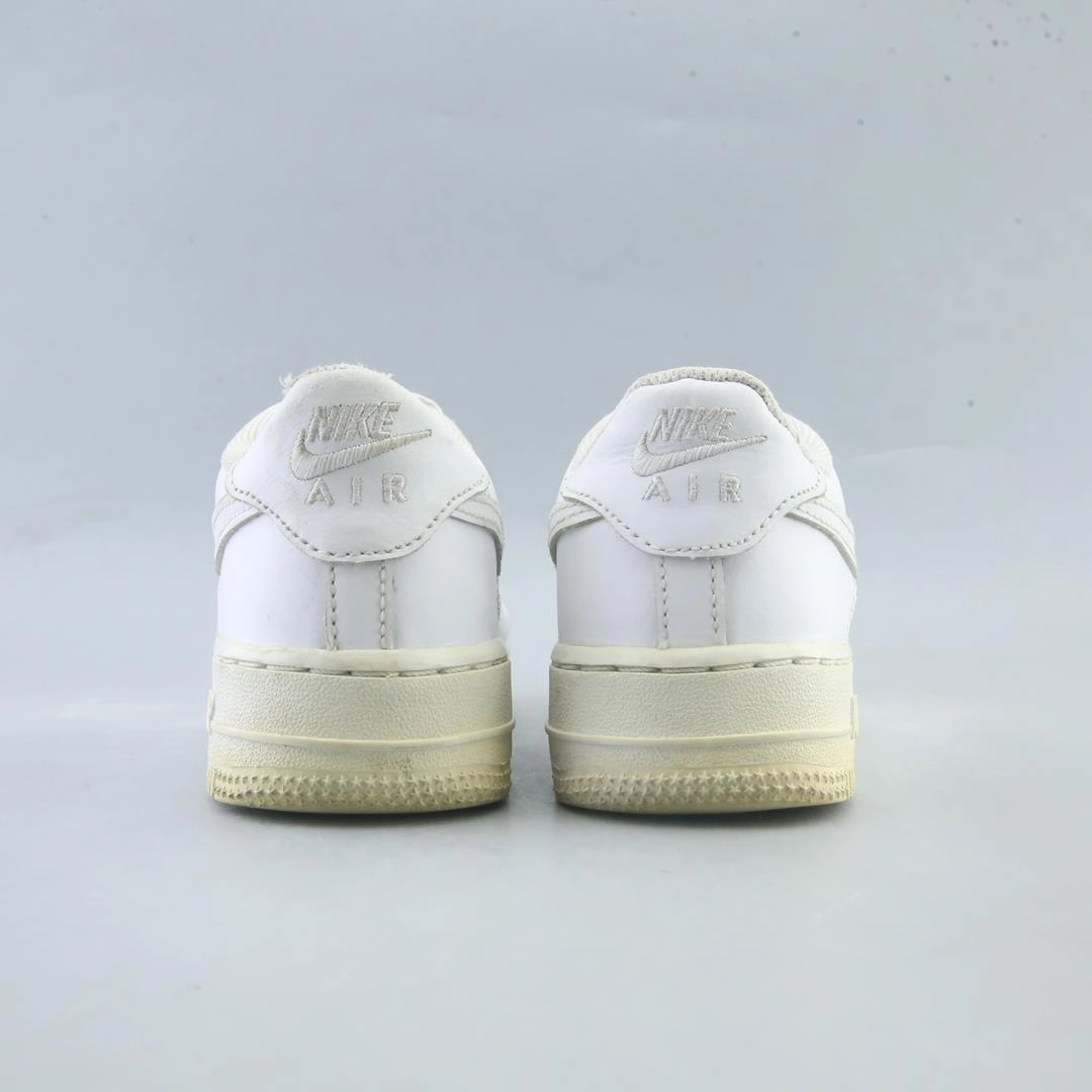 NIKE AIR FORCE 1 LE classic Nike shoe photos