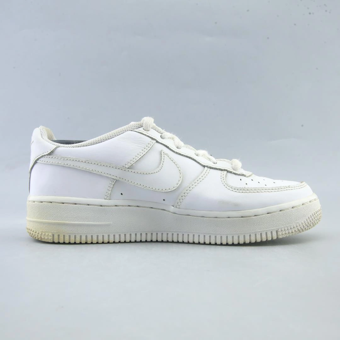 NIKE AIR FORCE 1 LE classic Nike shoe photos